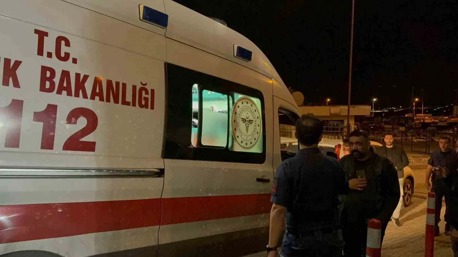 BURSA’NIN GEMLİK İLÇESİNDE ÜNİVERSİTE KAMPÜSÜ İÇERİSİNDEKİ İSKELEDEN DENİZE DÜŞEN ÜNİVERSİTE ÖĞRENCİSİ, SAHİL GÜVENLİK EKİPLERİ TARAFINDAN KURTARILARAK HASTANEYE KALDIRILDI.