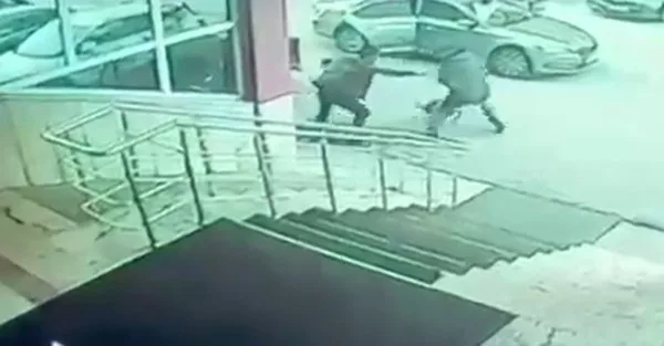 ERZURUM PALANDÖKEN İLÇESİ KAYMAKAMI YUNUS KIZILGÜNEŞ VE KORUMASININ "BİR KÖPEĞE TEKME ATTIĞI VE KORUMASININ SİLAH ÇEKTİĞİ" ÖZETİNDEKİ GÖRÜNTÜLERİYLE İLGİLİ ERZURUM VALİLİĞİ İDARİ ARAŞTIRMA VE İNCELEME, ERZURUM CUMHURİYET BAŞSAVCILIĞI İSE SORUŞTURMA İŞLEMLERİ BAŞLATILDI.