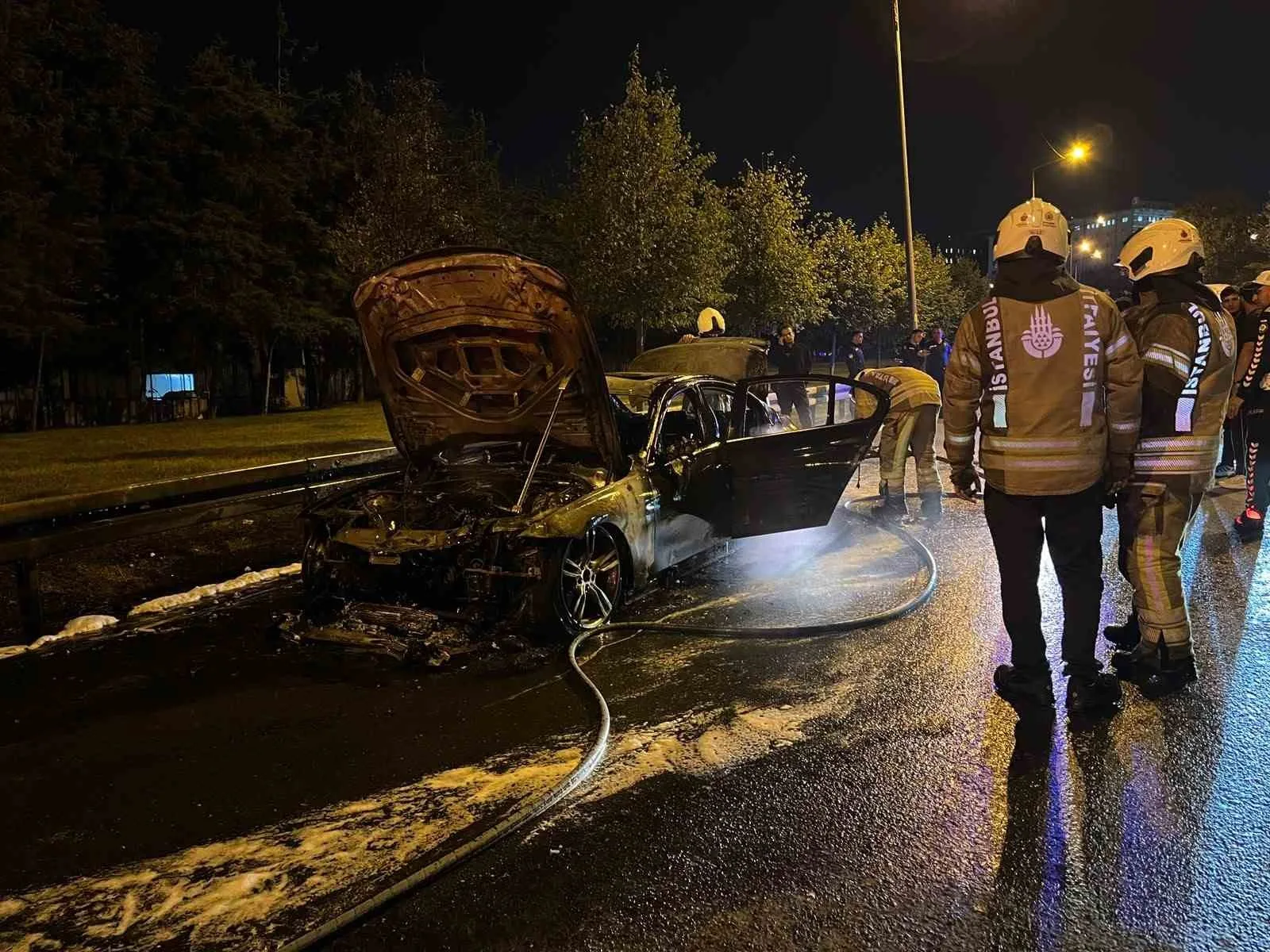İSTANBUL BAKIRKÖY’DE YOL ÜZERİNDE BİR OTOMOBİL BİLİNMEYEN NEDENLE ALEV ALEV YANDI. YANGIN, İTFAİYE EKİPLERİNCE SÖNDÜRÜLÜRKEN ARAÇ KULLANILAMAZ HALE GELDİ.