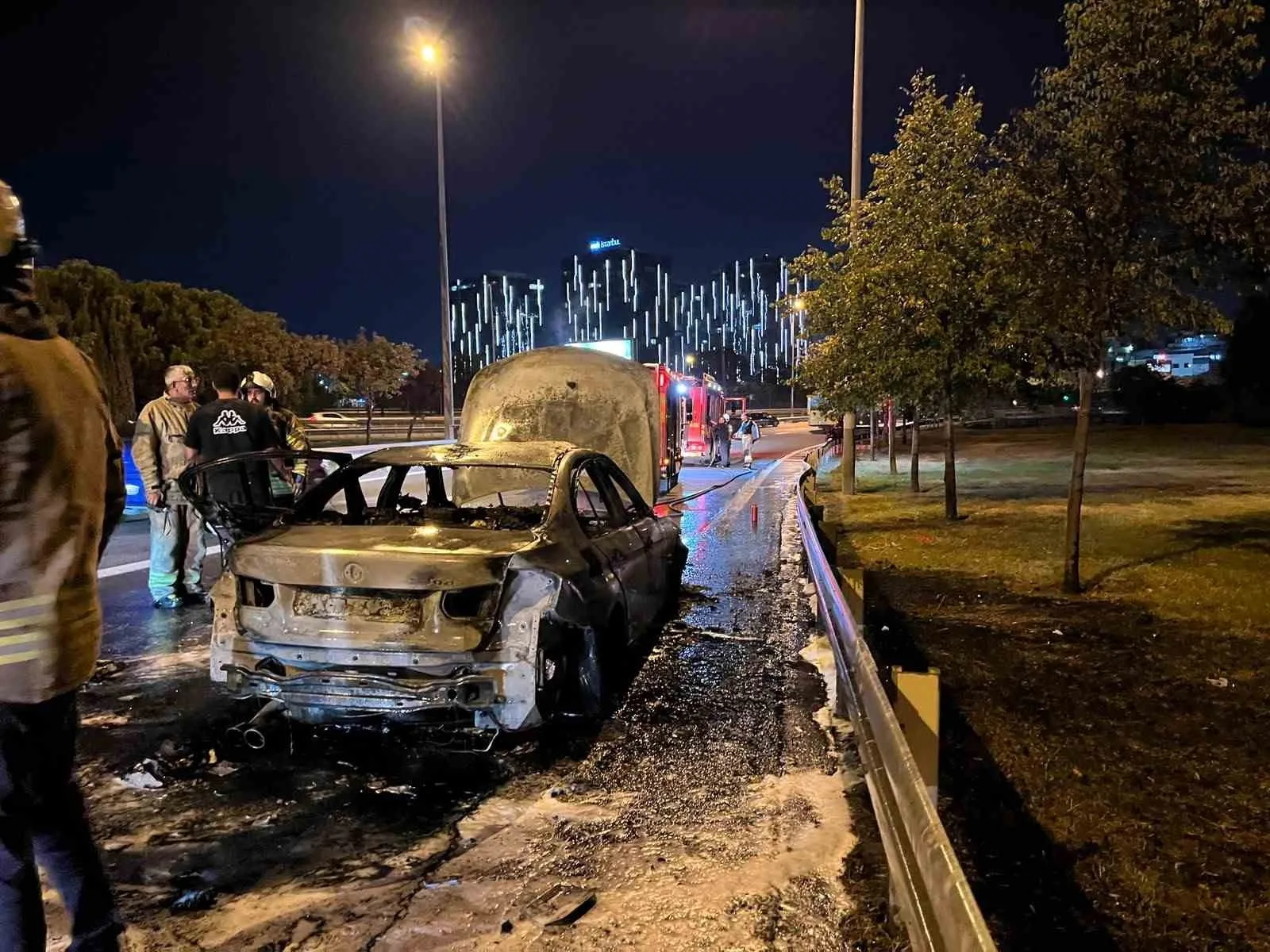İSTANBUL BAKIRKÖY’DE YOL ÜZERİNDE BİR OTOMOBİL BİLİNMEYEN NEDENLE ALEV ALEV YANDI. YANGIN, İTFAİYE EKİPLERİNCE SÖNDÜRÜLÜRKEN ARAÇ KULLANILAMAZ HALE GELDİ.