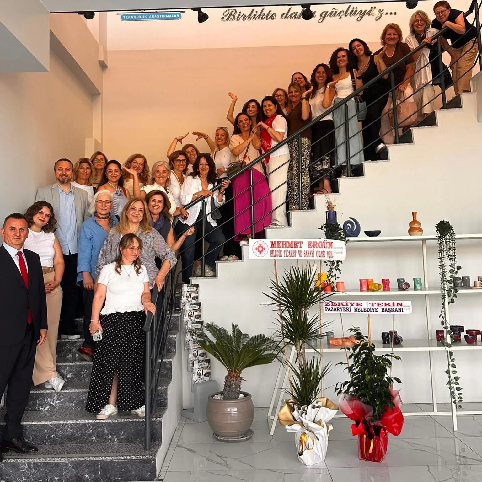 "BU ÇAYDANLIKLAR ÇILDIRMIŞ OLMALI" BAŞLIKLI SERGİSİ EKİBİ VE SANATÇILAR