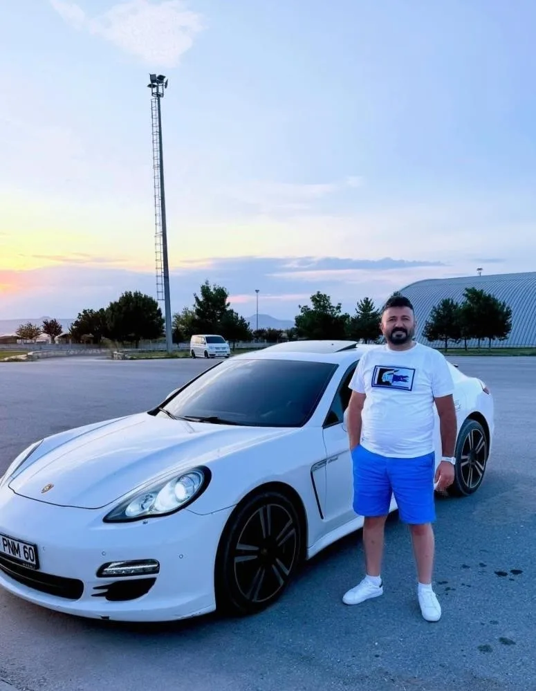 KAYSERİ’DE İŞ İNSANI MUSTAFA YERLİ’NİN ÖLDÜRÜLMESİYLE İLGİLİ GÖRÜLEN DAVADA TUTUKLU SANIK YENİDEN HAKİM KARŞISINA ÇIKTI. MAHKEMEDE SAVUNMA VEREN SANIK E.T., "SİLAHIMDA 12 MERMİ VARDI. KEŞKE MUSTAFA YERLİ BANA SİLAH ÇEKMESEYDİ DE BU OLAYLAR OLMASAYDI. ÇOK DA PİŞMANIM’ DEDİ.