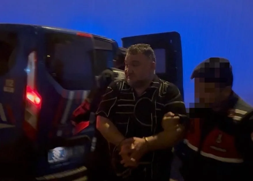 KAYSERİ’DE İŞ İNSANI MUSTAFA YERLİ’NİN ÖLDÜRÜLMESİYLE İLGİLİ GÖRÜLEN DAVADA TUTUKLU SANIK YENİDEN HAKİM KARŞISINA ÇIKTI. MAHKEMEDE SAVUNMA VEREN SANIK E.T., "SİLAHIMDA 12 MERMİ VARDI. KEŞKE MUSTAFA YERLİ BANA SİLAH ÇEKMESEYDİ DE BU OLAYLAR OLMASAYDI. ÇOK DA PİŞMANIM’ DEDİ.