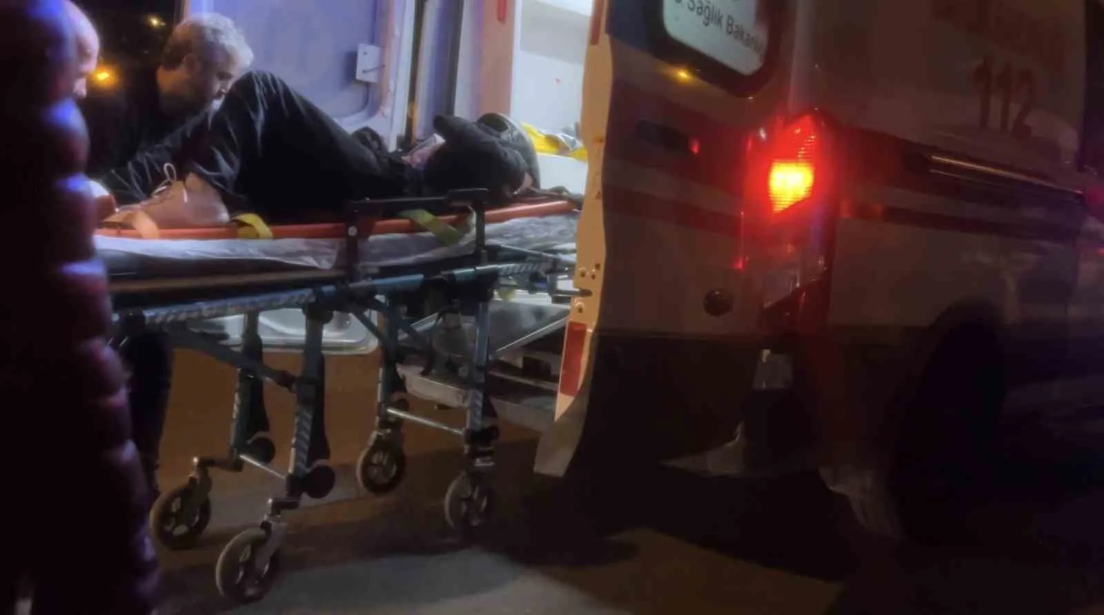 BURSA’DA MOTOSİKLET İLE MİNİBÜSÜN ÇARPIŞTIĞI KAZADA 18 YAŞINDAKİ MOTOSİKLET SÜRÜCÜSÜ AĞIR YARALANDI. MİNİBÜSTE YOLCU BULUNMAMASI OLASI BİR FACİAYI ÖNLEDİ. GÖKÇİN ÖDÜL/BURSA-İHA