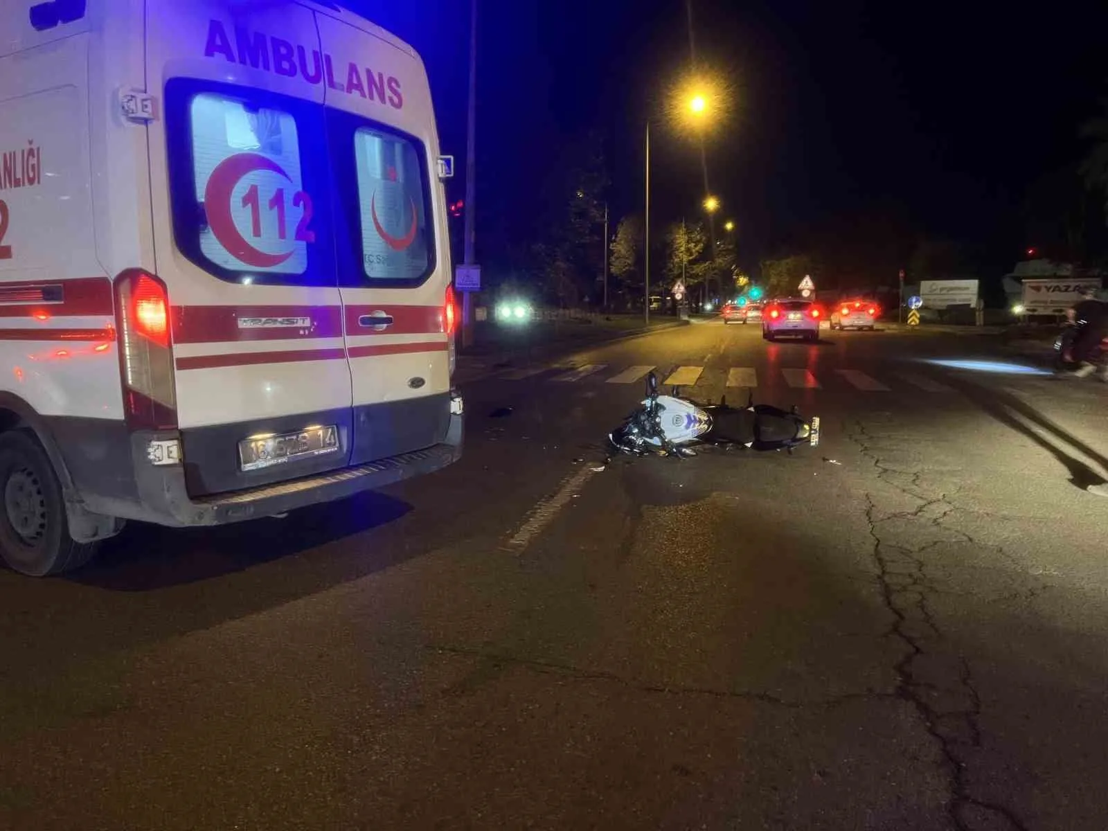 BURSA’DA MOTOSİKLET İLE MİNİBÜSÜN ÇARPIŞTIĞI KAZADA 18 YAŞINDAKİ MOTOSİKLET SÜRÜCÜSÜ AĞIR YARALANDI. MİNİBÜSTE YOLCU BULUNMAMASI OLASI BİR FACİAYI ÖNLEDİ. GÖKÇİN ÖDÜL/BURSA-İHA