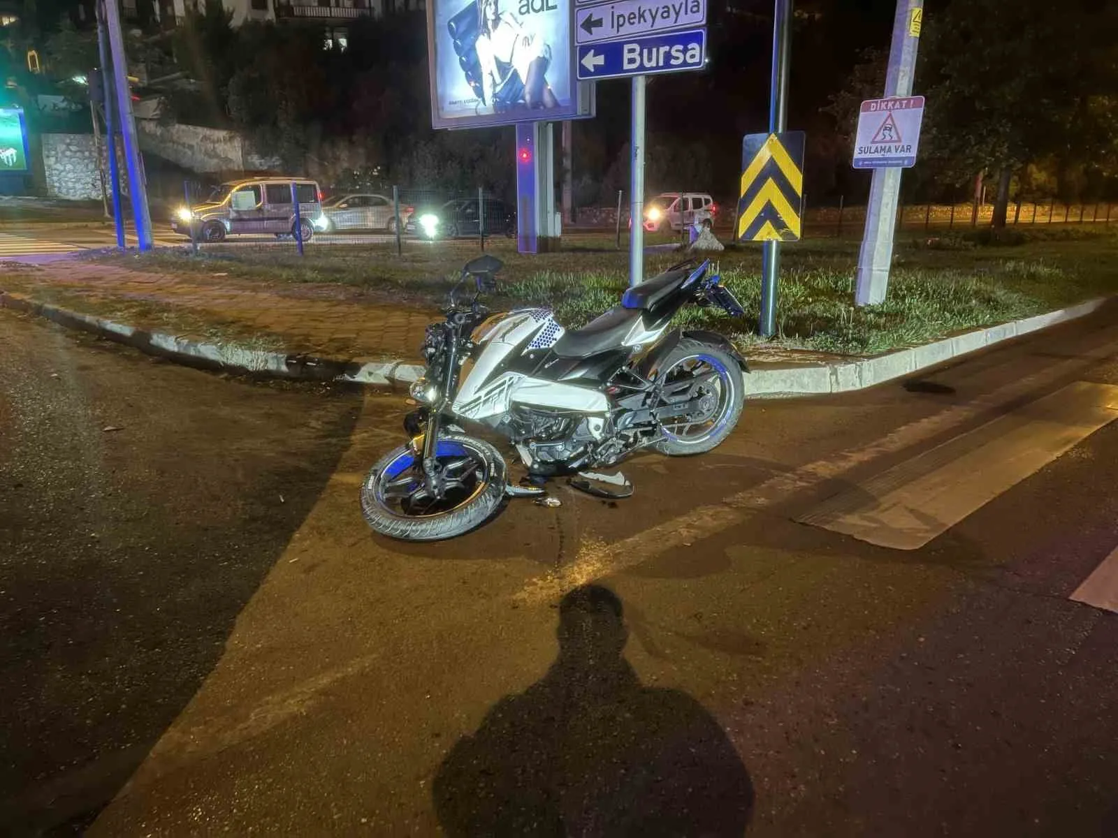 BURSA’DA MOTOSİKLET İLE MİNİBÜSÜN ÇARPIŞTIĞI KAZADA 18 YAŞINDAKİ MOTOSİKLET SÜRÜCÜSÜ AĞIR YARALANDI. MİNİBÜSTE YOLCU BULUNMAMASI OLASI BİR FACİAYI ÖNLEDİ. GÖKÇİN ÖDÜL/BURSA-İHA