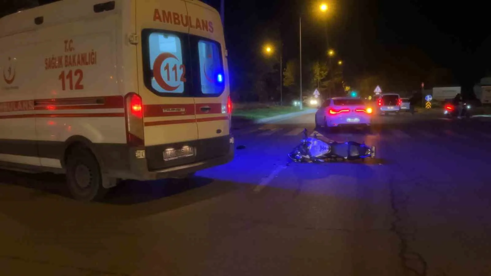 BURSA’DA MOTOSİKLET İLE MİNİBÜSÜN ÇARPIŞTIĞI KAZADA 18 YAŞINDAKİ MOTOSİKLET SÜRÜCÜSÜ AĞIR YARALANDI. MİNİBÜSTE YOLCU BULUNMAMASI OLASI BİR FACİAYI ÖNLEDİ. GÖKÇİN ÖDÜL/BURSA-İHA