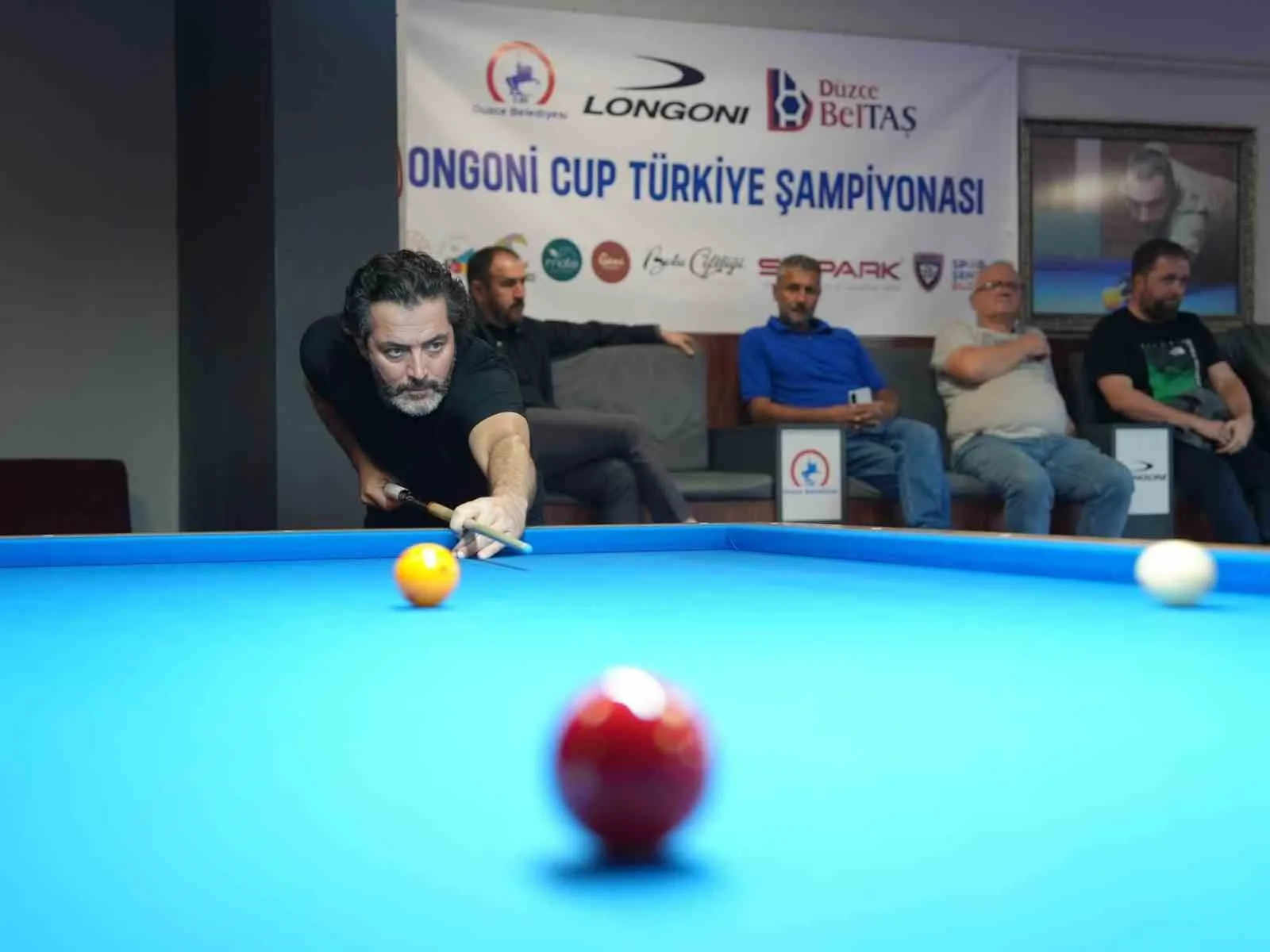 DÜZCE’DE BELEDİYENİN DESTEKLERİYLE DÜZENLENEN 3 BANT BİLARDO LONGONİ CUP TÜRKİYE ŞAMPİYONASI BAŞLADI. ŞAMPİYONADA TÜRKİYE VE DÜNYA ÇAPINDA DERECELERİ BULUNAN 160 SPORCU MÜCADELE EDİYOR.