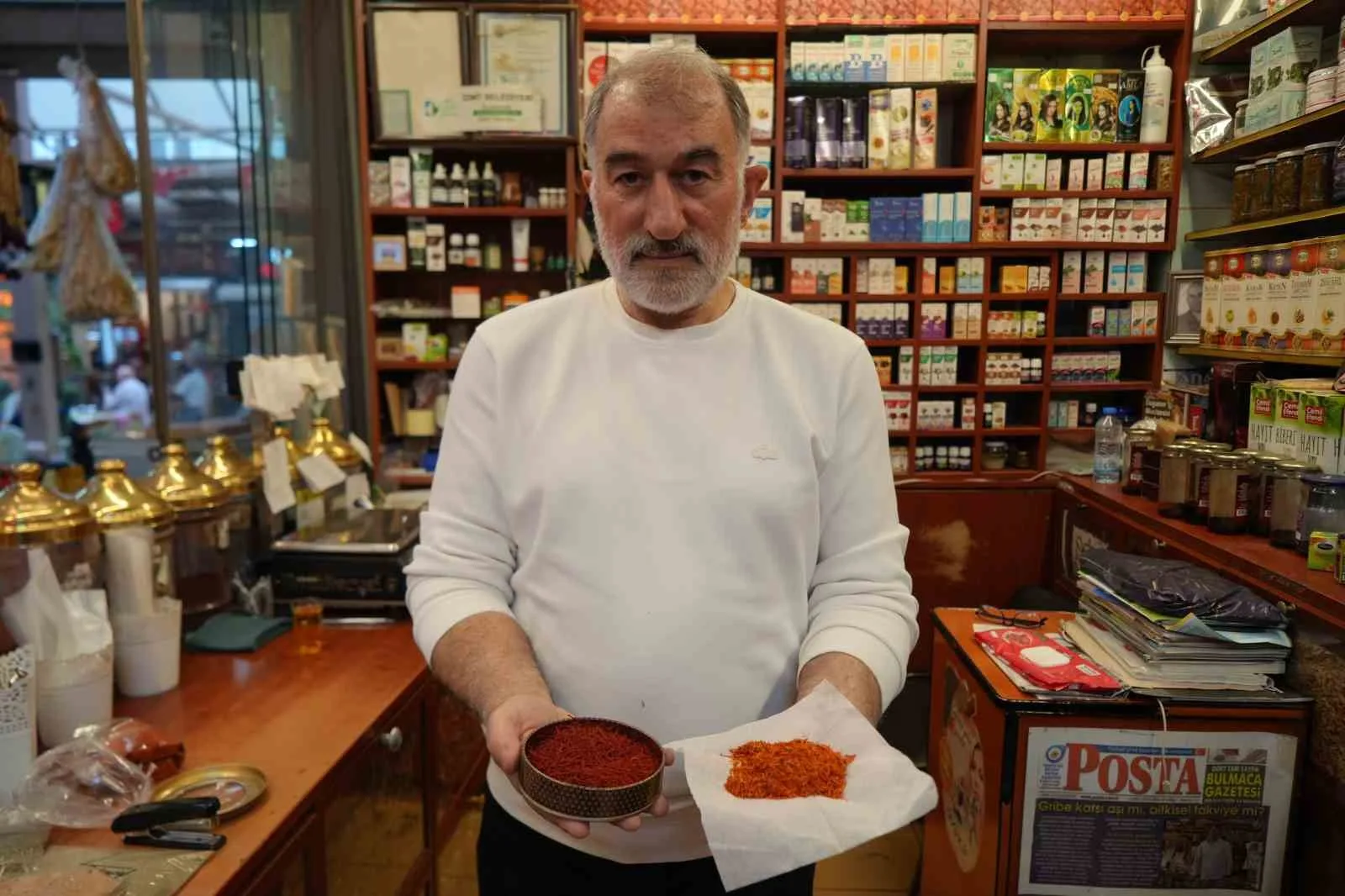 DÜNYANIN EN DEĞERLİ BAHARATLARINDAN BİRİ OLARAK GÖSTERİLEN SAFRANIN GRAMI 900 LİRAYA, KİLOSU İSE 900 BİN LİRAYA KADAR ÇIKIYOR.