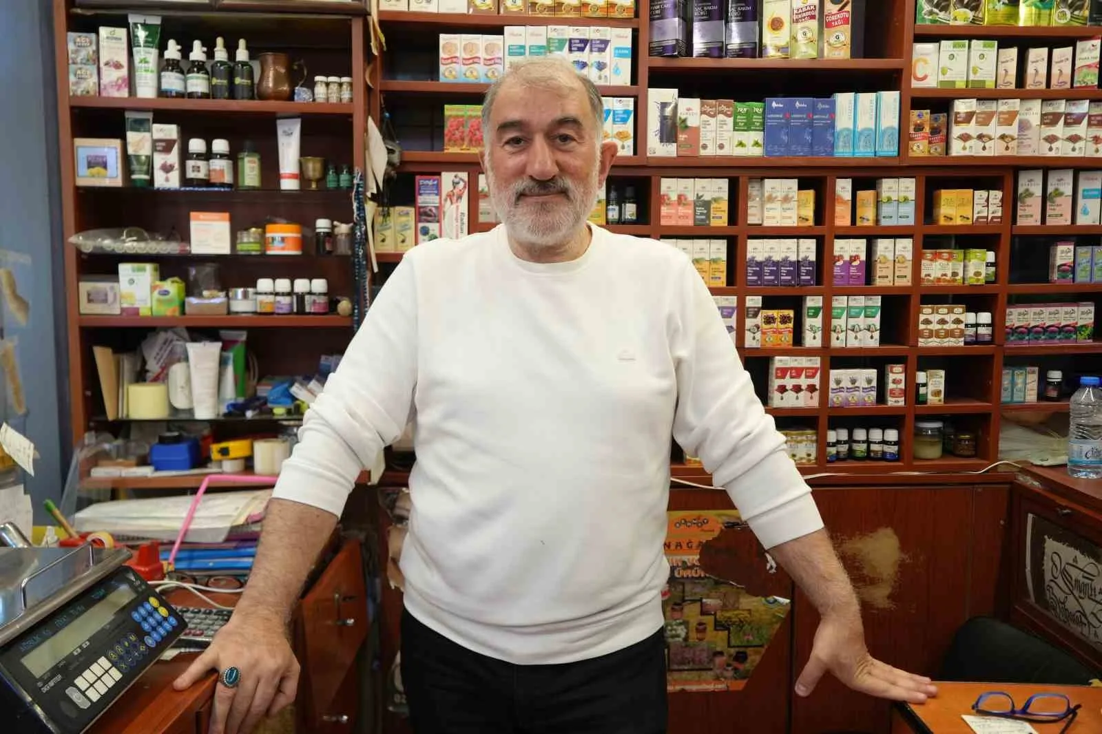 KOCAELİ’NİN İZMİT İLÇESİNDE 29 YILDIR AKTARLIK YAPAN NURETTİN TEZEL, SAFRANIN KULLANIM ALANLARINI VE YÜKSEK FİYATININ NEDENLERİNİ ANLATTI.