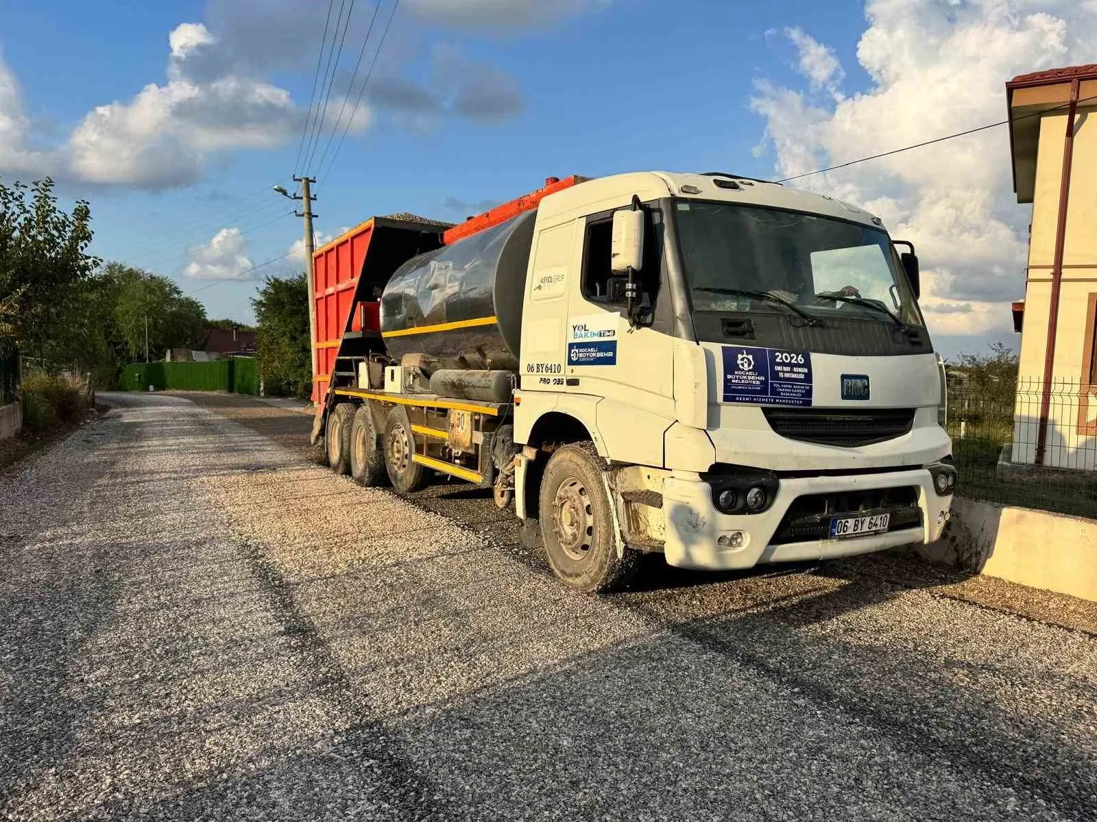 KANDIRA KARAAĞAÇ’TA YOL GÜVENLİĞİNİ VE ULAŞIM KONFORUNU ARTIRMAK AMACIYLA SATHİ KAPLAMA ÇALIŞMASI YAPILDI. ÇALIŞMAYLA ÖZELLİKLE TARIM ARAÇLARININ KULLANDIĞI YOLLARDA DAHA DAYANIKLI ULAŞIM İMKANI SAĞLANDI.