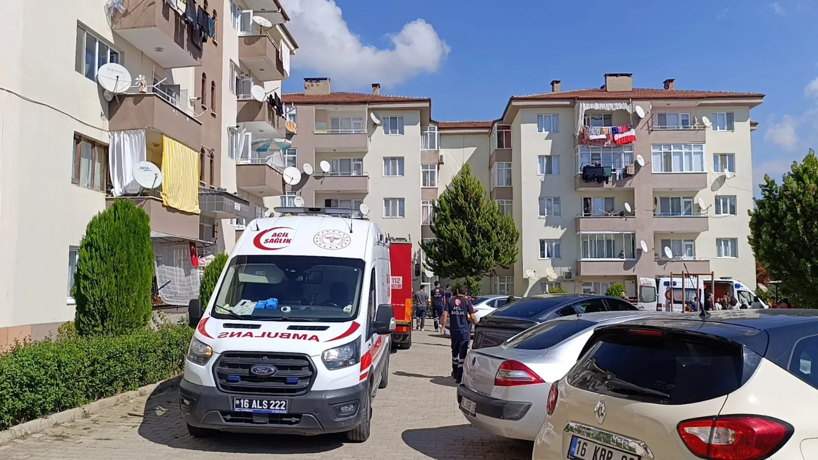BURSA’NIN İNEGÖL İLÇESİNDE BİR APARTMAN DAİRESİNİN MUTFAĞINDA ÇIKAN YANGIN PANİĞE NEDEN OLDU. YANGIN SIRASINDA DAİREDE BULUNAN 2’Sİ ÇOCUK 4 KİŞİ DUMANDAN ETKİLENDİ.