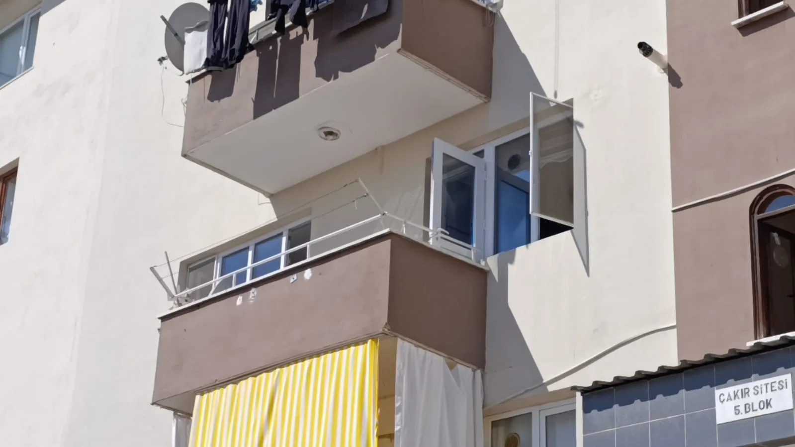 BURSA’NIN İNEGÖL İLÇESİNDE BİR APARTMAN DAİRESİNİN MUTFAĞINDA ÇIKAN YANGIN PANİĞE NEDEN OLDU. YANGIN SIRASINDA DAİREDE BULUNAN 2’Sİ ÇOCUK 4 KİŞİ DUMANDAN ETKİLENDİ.