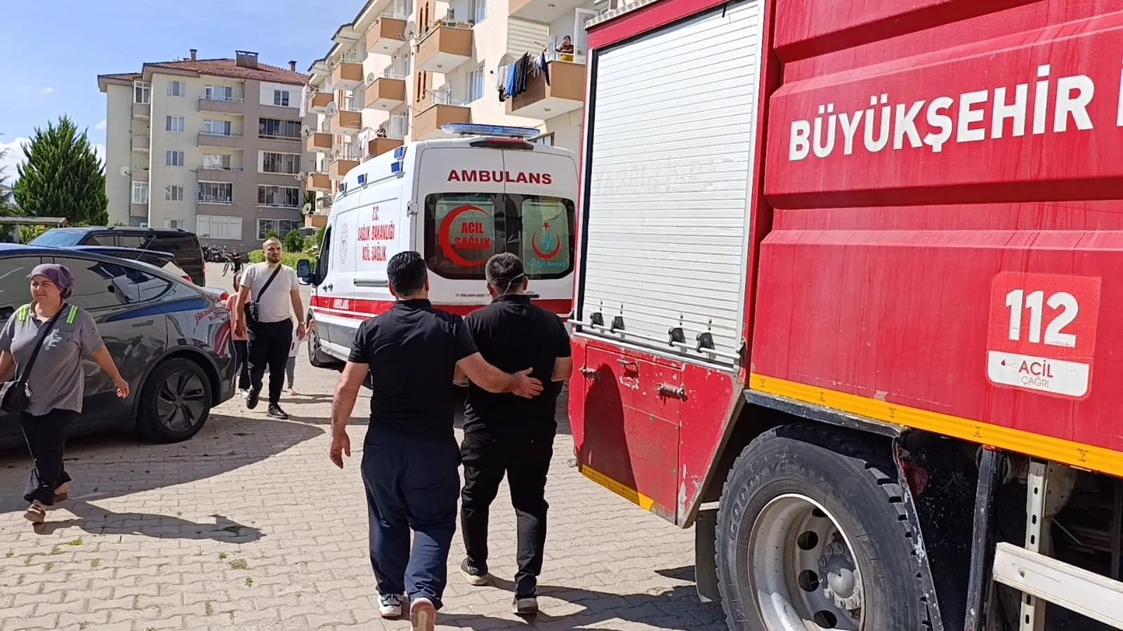 BURSA’NIN İNEGÖL İLÇESİNDE BİR APARTMAN DAİRESİNİN MUTFAĞINDA ÇIKAN YANGIN PANİĞE NEDEN OLDU. YANGIN SIRASINDA DAİREDE BULUNAN 2’Sİ ÇOCUK 4 KİŞİ DUMANDAN ETKİLENDİ.