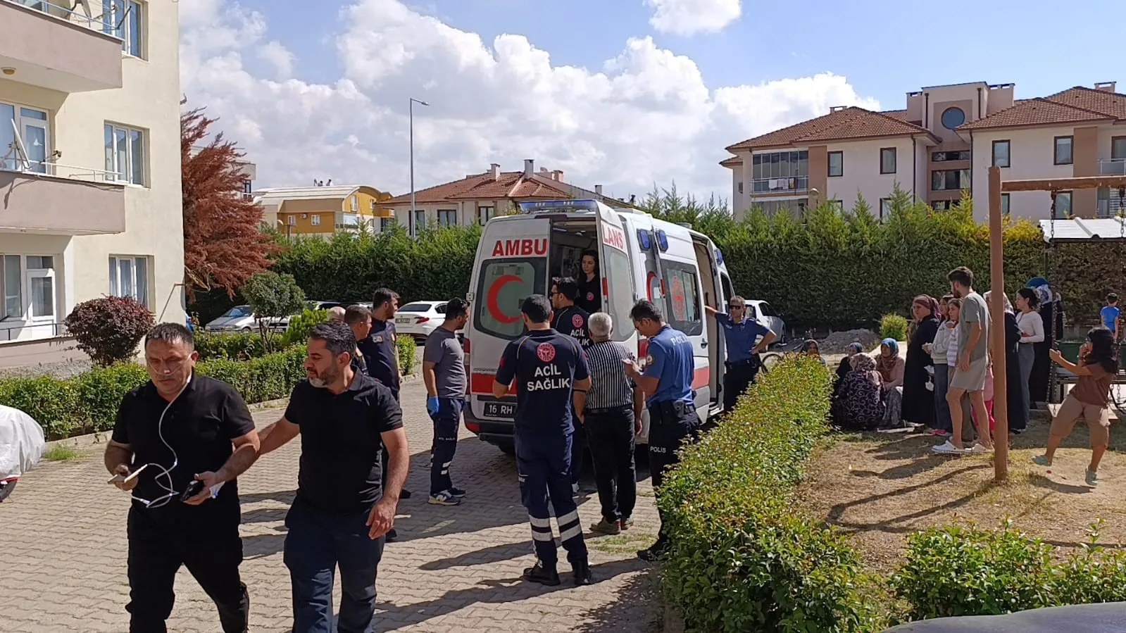 BURSA’NIN İNEGÖL İLÇESİNDE BİR APARTMAN DAİRESİNİN MUTFAĞINDA ÇIKAN YANGIN PANİĞE NEDEN OLDU. YANGIN SIRASINDA DAİREDE BULUNAN 2’Sİ ÇOCUK 4 KİŞİ DUMANDAN ETKİLENDİ.