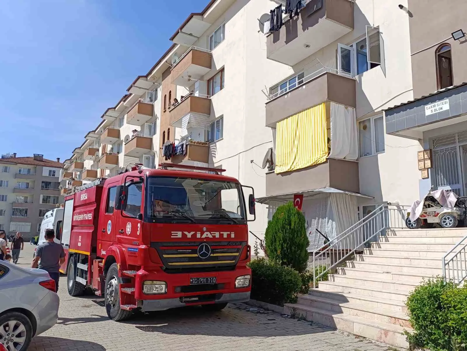 BURSA’NIN İNEGÖL İLÇESİNDE BİR APARTMAN DAİRESİNİN MUTFAĞINDA ÇIKAN YANGIN PANİĞE NEDEN OLDU. YANGIN SIRASINDA DAİREDE BULUNAN 2’Sİ ÇOCUK 4 KİŞİ DUMANDAN ETKİLENDİ.