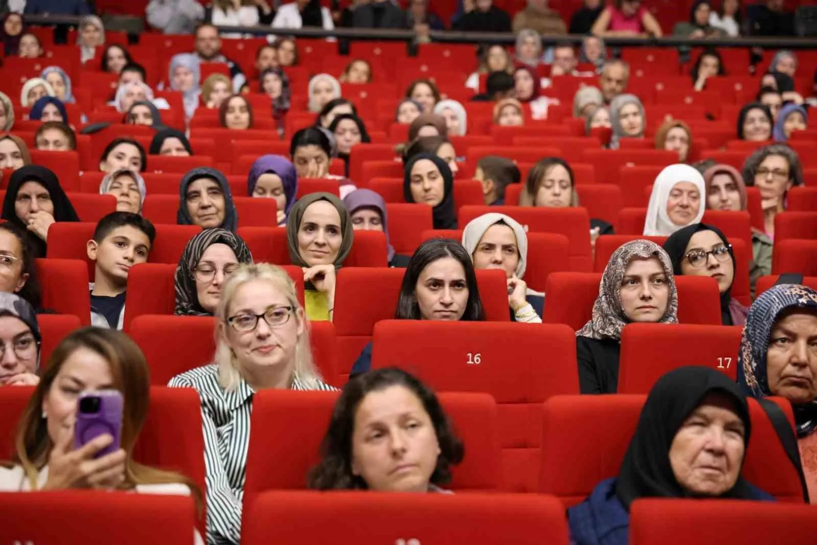 KOCAELİ’DE “AİLEM KOCAELİ BULUŞMALARI” KAPSAMINDA DÜZENLENEN PROGRAMDA DOÇ. DR. SANİYE BENCİK KANGAL, AİLELERE ÇOCUKLARIN OKULA UYUM SÜRECİNDE DİKKAT EDİLMESİ GEREKENLERİ ANLATTI.