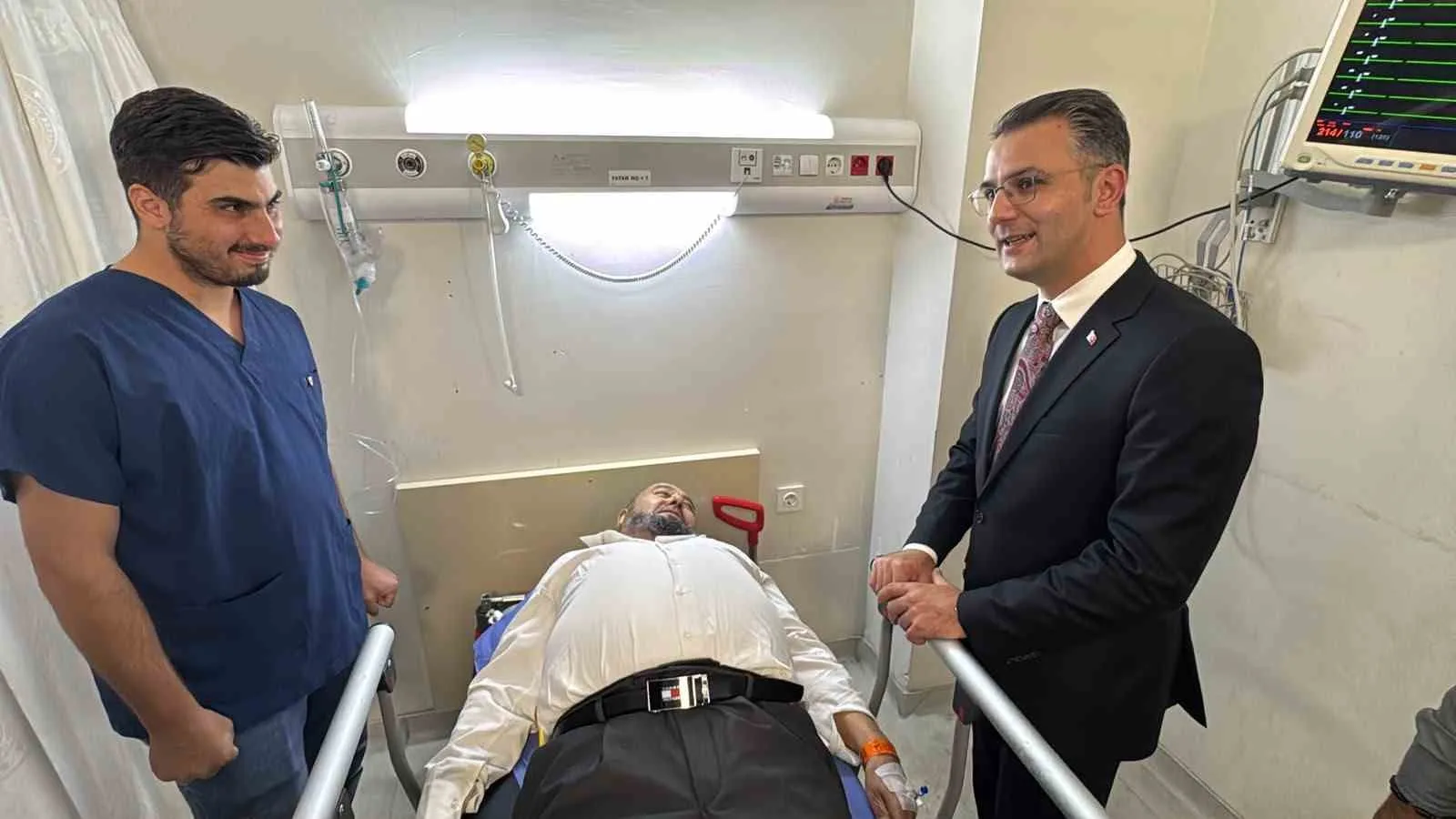KULU KAYMAKAMI ÖMER FARUK CANPOLAT (SAĞDA) KAZANIN ARDINDAN HASTANEYE GELEREK KIBRIS GAZİSİ ÜÇLER ŞİMŞEK’İ ZİYARET ETTİ.