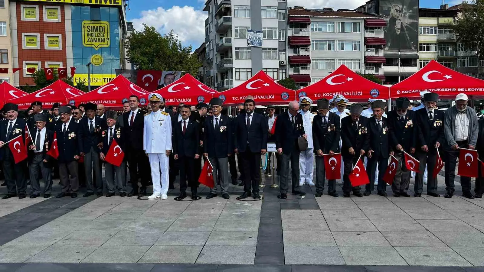 KOCAELİ’DE 19 EYLÜL GAZİLER GÜNÜ DOLAYISIYLA DÜZENLENEN PROGRAMDA GAZİLER VE İL PROTOKOLÜ BİR ARAYA GELDİ. KOCAELİ VALİSİ İLHAMİ AKTAŞ, GAZİLERİ MİNNET VE ŞÜKRANLA ANDIKLARINI BELİRTEREK, "DEVLET VE MİLLET OLARAK ONLARA VEFAMIZI GÖSTERMEYE DEVAM EDECEĞİZ" DEDİ.