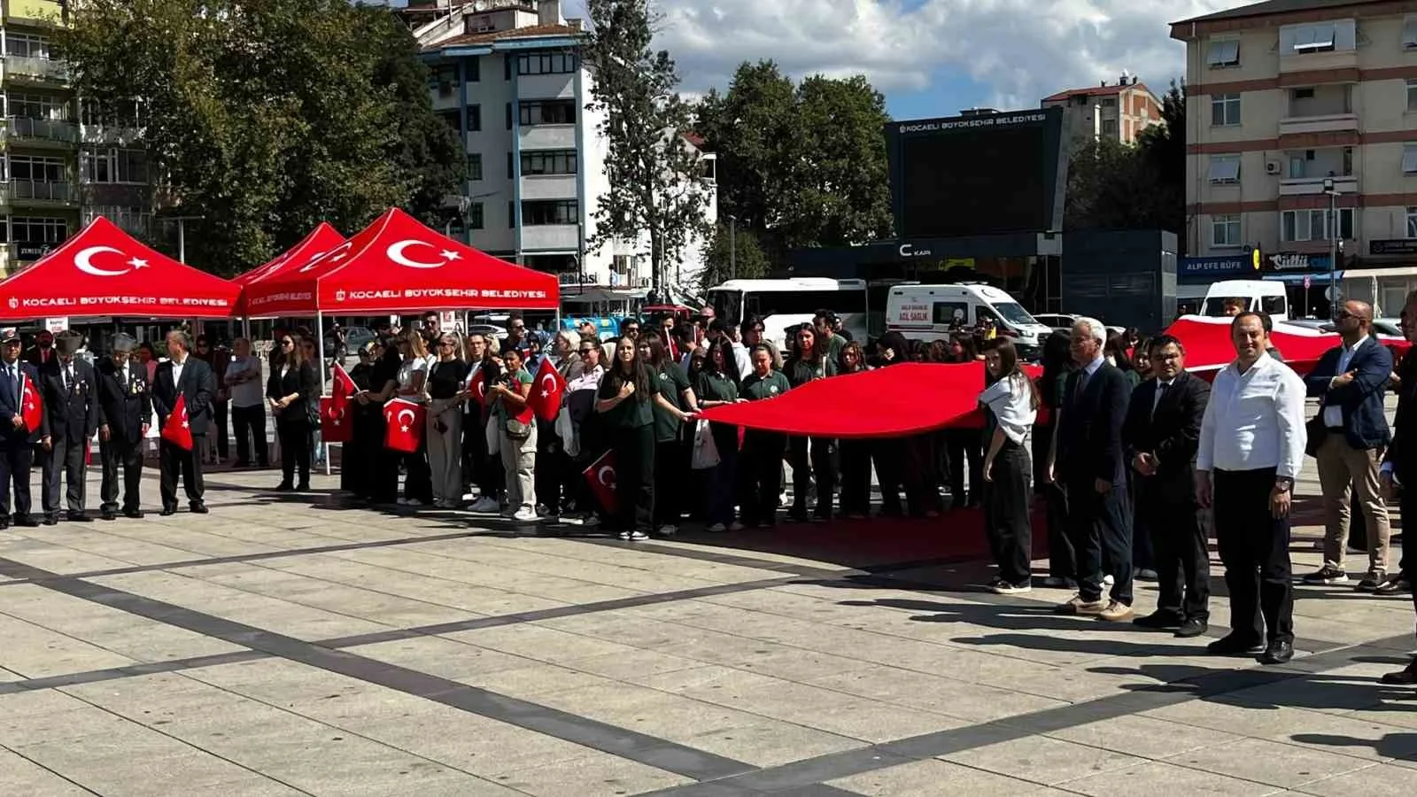 KOCAELİ’DE 19 EYLÜL GAZİLER GÜNÜ DOLAYISIYLA DÜZENLENEN PROGRAMDA GAZİLER VE İL PROTOKOLÜ BİR ARAYA GELDİ. KOCAELİ VALİSİ İLHAMİ AKTAŞ, GAZİLERİ MİNNET VE ŞÜKRANLA ANDIKLARINI BELİRTEREK, "DEVLET VE MİLLET OLARAK ONLARA VEFAMIZI GÖSTERMEYE DEVAM EDECEĞİZ" DEDİ.