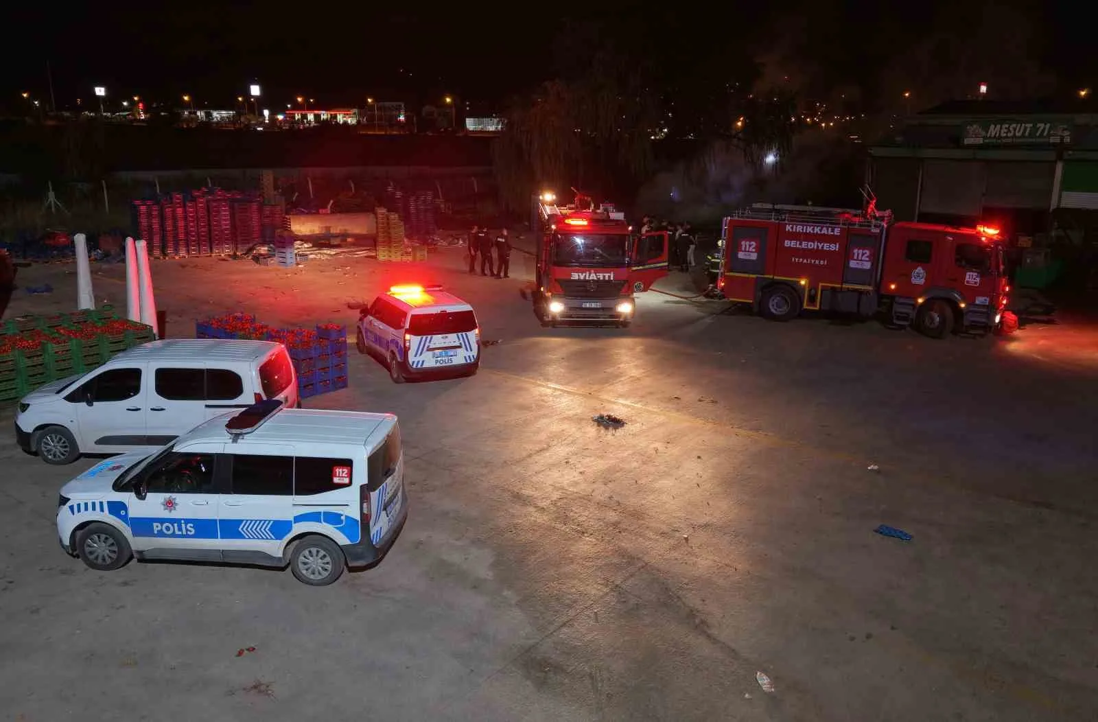 KIRIKKALE’DE SEBZE VE MEYVE HALİNDE BULUNAN PLASTİK KASALAR ALEVLERE TESLİM OLDU. İTFAİYE EKİPLERİNİN HIZLI MÜDAHALESİYLE YANGIN BİNAYA SIÇRAMADAN KISA SÜREDE SÖNDÜRÜLDÜ.