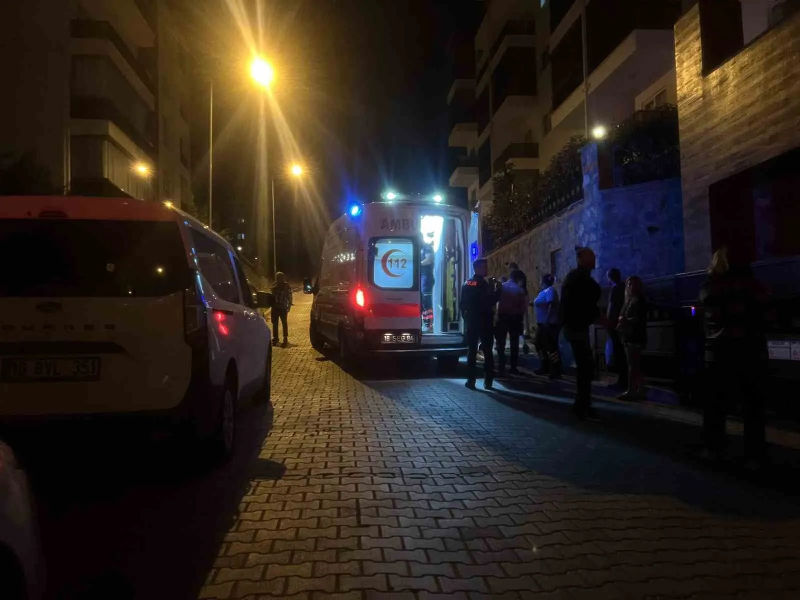 BURSA'DA BİR SİTENİN GÜVENLİK GÖREVLİSİ OLARAK ÇALIŞAN 46 YAŞINDAKİ ADAM, DEVRİYE SIRASINDA ARKASINDAN GELEN KÖPEĞİN HAVLAMASI ÜZERİNE KAÇARKEN KALDIRIM KENARINDAKİ ÇUKURA DÜŞEREK BAŞINDAN YARALANDI.