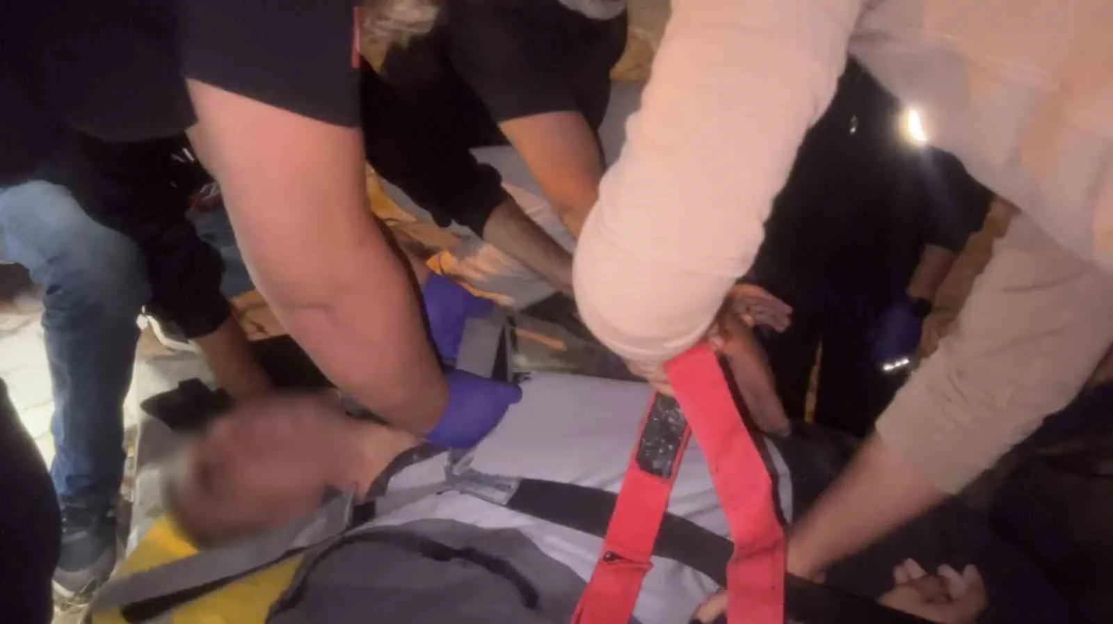 BURSA'DA BİR SİTENİN GÜVENLİK GÖREVLİSİ OLARAK ÇALIŞAN 46 YAŞINDAKİ ADAM, DEVRİYE SIRASINDA ARKASINDAN GELEN KÖPEĞİN HAVLAMASI ÜZERİNE KAÇARKEN KALDIRIM KENARINDAKİ ÇUKURA DÜŞEREK BAŞINDAN YARALANDI.