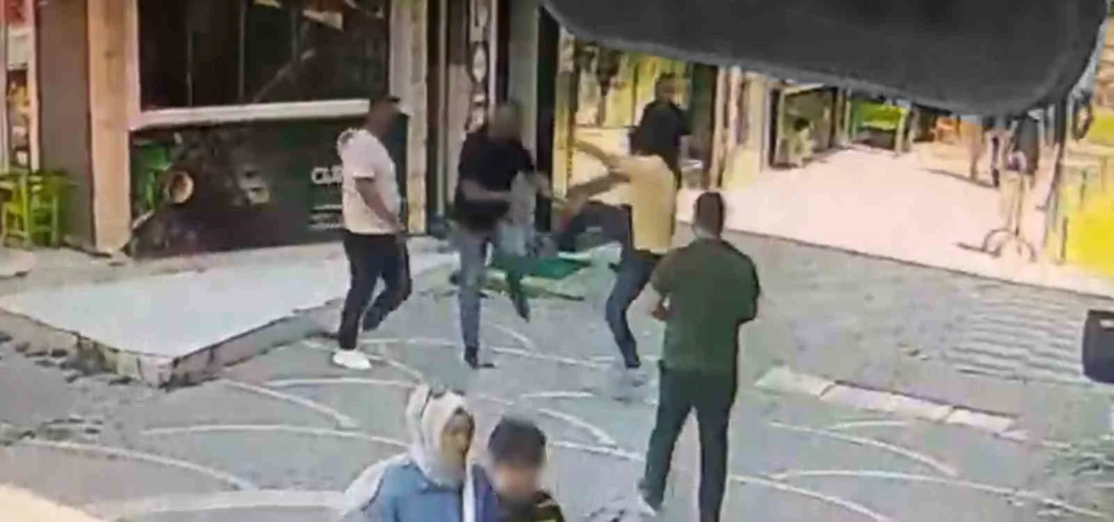SAKARYA'NIN GEYVE İLÇESİNDE BİR MİMAR İLE GEYVE BELEDİYESİ FEN İŞLERİ MÜDÜRÜ VE HARİTACI AĞABEYİ ARASINDA ÇIKAN TARTIŞMA BÜYÜYEREK KAVGAYA DÖNÜŞMÜŞTÜ. O ANLARIN YENİ GÜVENLİK KAMERASI GÖRÜNTÜLERİ ORTAYA ÇIKTI.