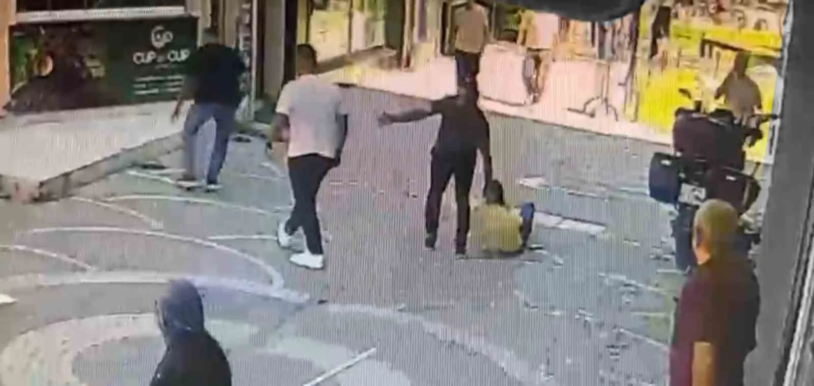 SAKARYA'NIN GEYVE İLÇESİNDE BİR MİMAR İLE GEYVE BELEDİYESİ FEN İŞLERİ MÜDÜRÜ VE HARİTACI AĞABEYİ ARASINDA ÇIKAN TARTIŞMA BÜYÜYEREK KAVGAYA DÖNÜŞMÜŞTÜ. O ANLARIN YENİ GÜVENLİK KAMERASI GÖRÜNTÜLERİ ORTAYA ÇIKTI.