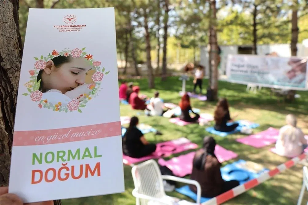 SİVAS NUMUNE HASTANESİ GEBE OKULUNDA ANNE ADAYLARININ GEBELİK SÜRECİNİ DAHA SAĞLIKLI VE HUZURLU GEÇİRMELERİNE DESTEK OLMAK AMACIYLA GEVŞEME TEKNİKLERİ ANLATILDI.