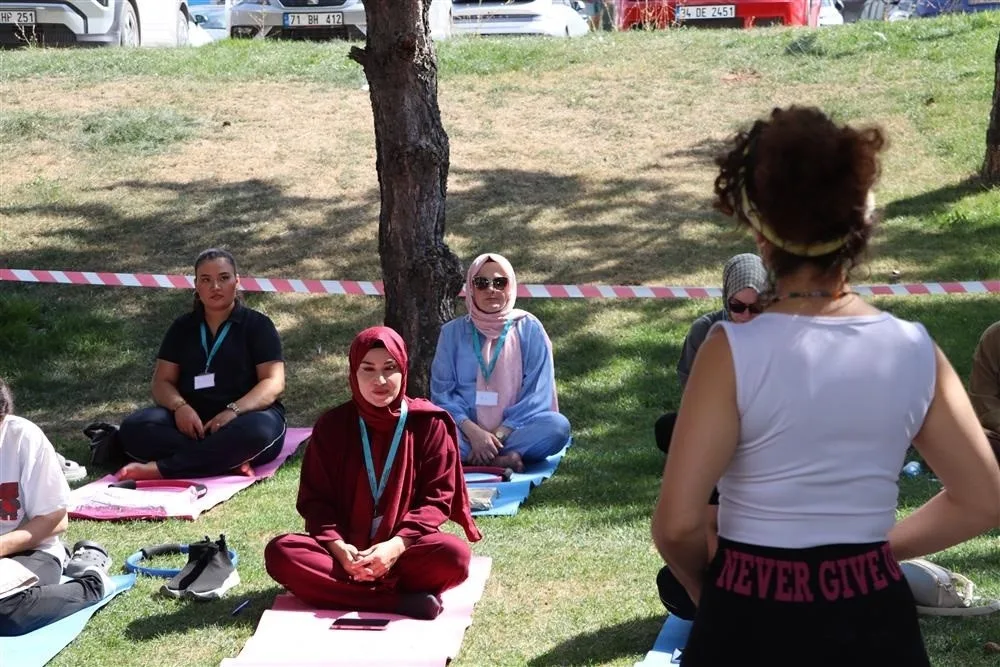 SİVAS NUMUNE HASTANESİ GEBE OKULUNDA ANNE ADAYLARININ GEBELİK SÜRECİNİ DAHA SAĞLIKLI VE HUZURLU GEÇİRMELERİNE DESTEK OLMAK AMACIYLA GEVŞEME TEKNİKLERİ ANLATILDI.