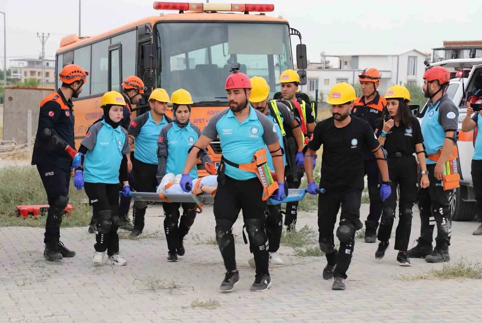 ADIYAMAN İL SAĞLIK MÜDÜRLÜĞÜ BÜNYESİNDE GÖREV YAPAN ULUSAL MEDİKAL KURTARMA EKİPLERİ (UMKE) TARAFINDAN, OLASI AFET VE ACİL DURUMLARA HAZIRLIK AMACIYLA DEPREM TATBİKATI GERÇEKLEŞTİRİLDİ.