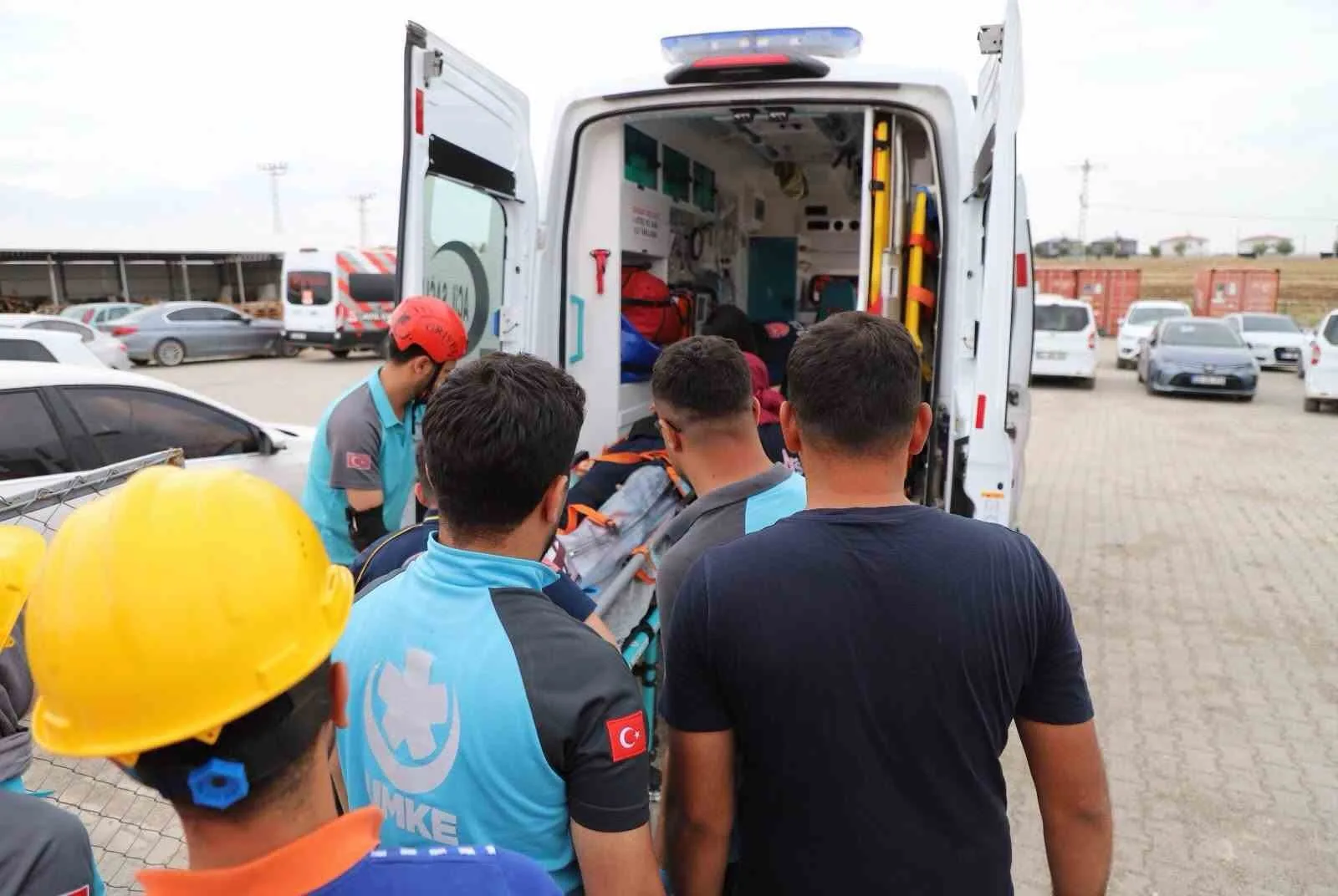 ADIYAMAN İL SAĞLIK MÜDÜRLÜĞÜ BÜNYESİNDE GÖREV YAPAN ULUSAL MEDİKAL KURTARMA EKİPLERİ (UMKE) TARAFINDAN, OLASI AFET VE ACİL DURUMLARA HAZIRLIK AMACIYLA DEPREM TATBİKATI GERÇEKLEŞTİRİLDİ.