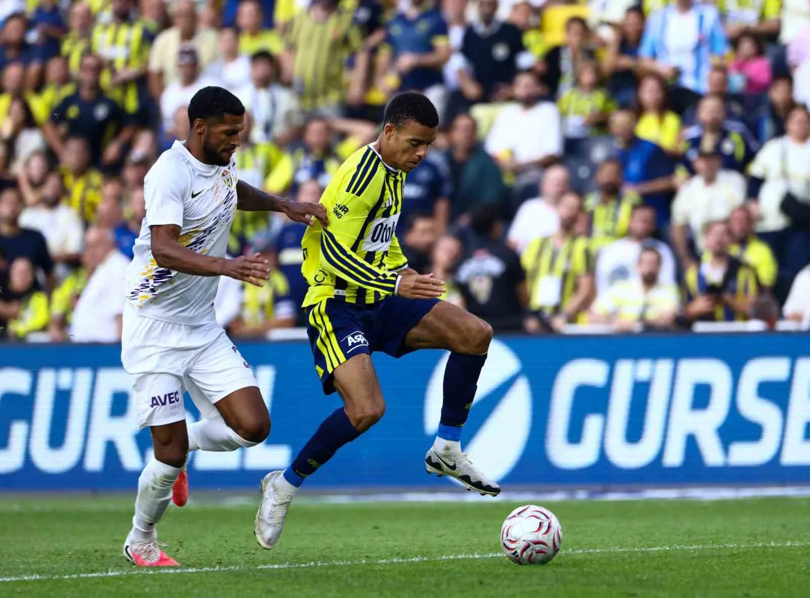 TRENDYOL SÜPER LİG’İN 6. HAFTASINDA FENERBAHÇE, EVİNDE KARŞILAŞTIĞI EYÜPSPOR’U 8-0'LIK SKORLA MAĞLUP ETTİ.