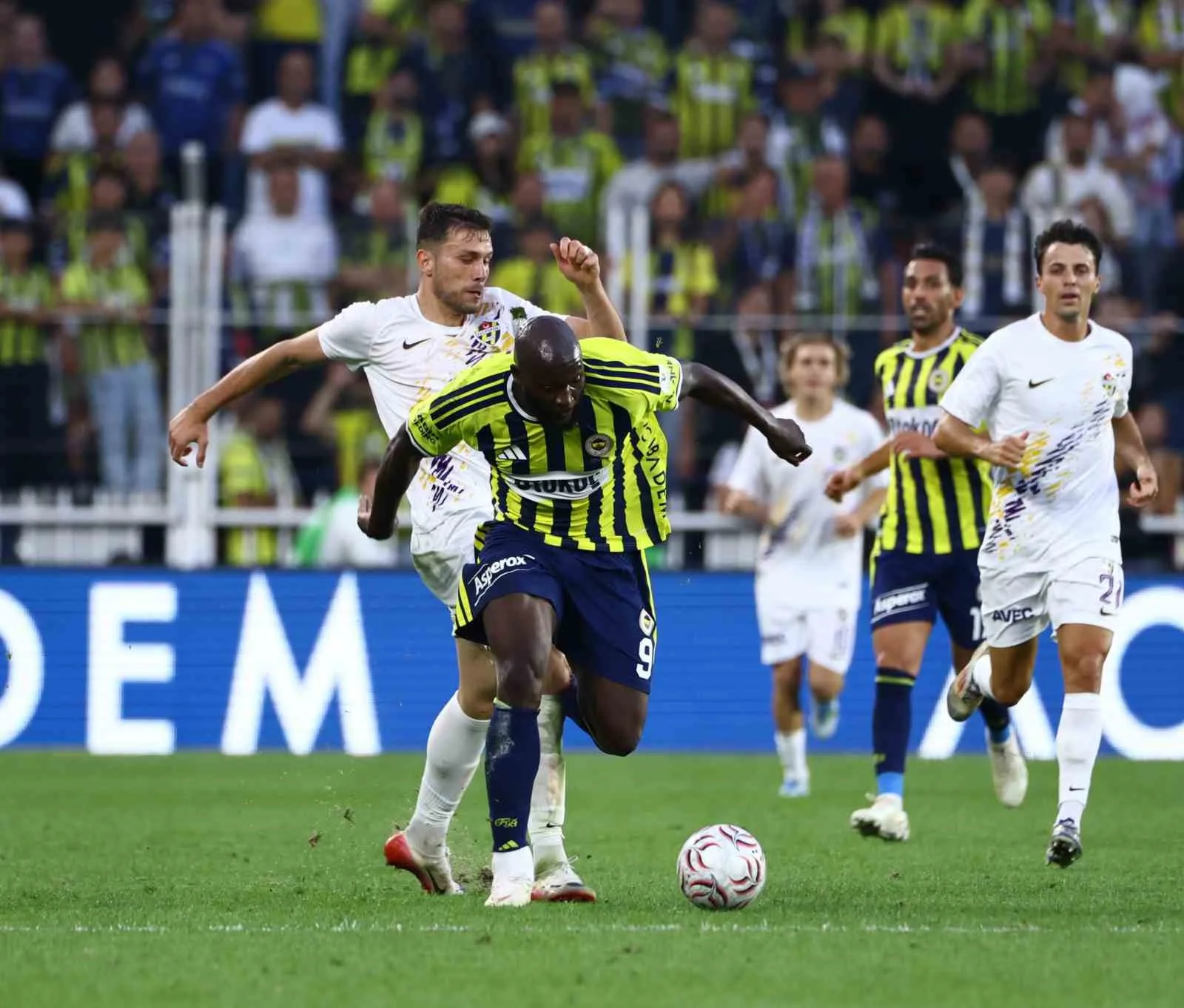 TRENDYOL SÜPER LİG’İN 6. HAFTASINDA FENERBAHÇE, EVİNDE KARŞILAŞTIĞI EYÜPSPOR’U 8-0'LIK SKORLA MAĞLUP ETTİ.