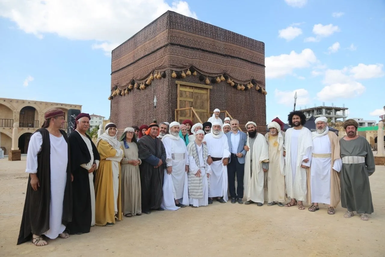 ÇAYIROVA BELEDİYE BAŞKANI BÜNYAMİN ÇİFTÇİ, ŞEKERPINAR MEVKİSİNDE BULUNAN VE TRT ORTAK YAPIMI "SANCI; İSLAMİYET'İN DOĞUŞU" FİLMİNİN ÇEKİMLERİNİN YAPILDIĞI SETİ ZİYARET ETTİ