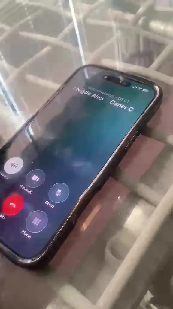 KOCAELİ'DE ARACINI İNTERNET ÜZERİNDEN SATIŞA ÇIKARAN BAHADIR BOSTAN, KENDİSİNİ ALICI OLARAK TANITAN ŞAHSIN "GÜVENLİ KAPORA" VE NOTER ÜZERİNDEN ÖDEME BAHANESİYLE PARA YATIRMASINI İSTEMESİ ÜZERİNE DOLANDIRICILIK GİRİŞİMİNİ FARK ETTİ. ŞÜPHELİLERLE YAPTIĞI GÖRÜŞMEYİ KAYIT ALTINA ALAN BOSTAN, VATANDAŞLARI BENZER YÖNTEMLERE KARŞI DİKKATLİ OLMALARI KONUSUNDA UYARDI.