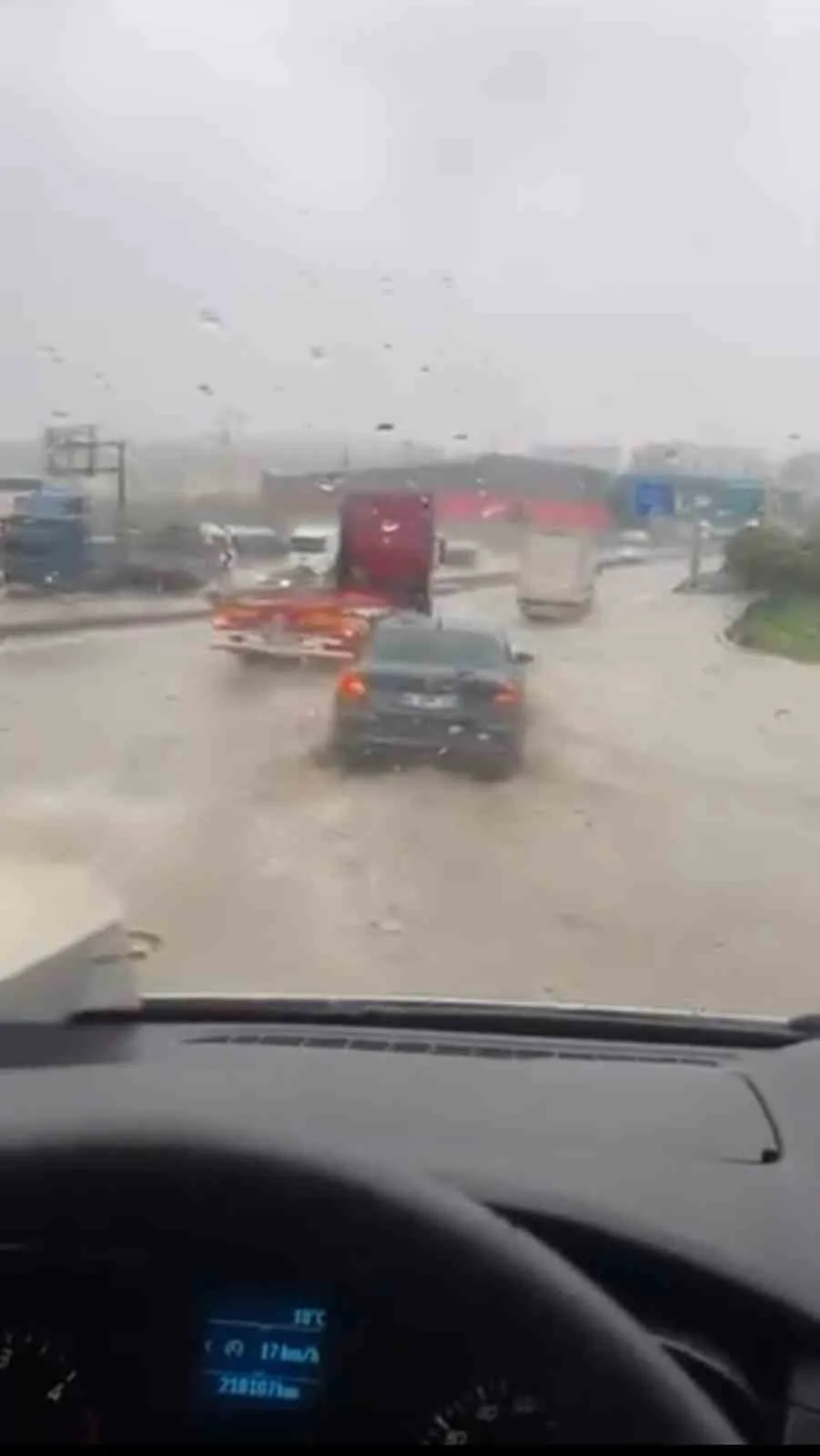 KOCAELİ'DE SABAH SAATLERİNDEN İTİBAREN ETKİLİ OLAN VE ZAMAN ZAMAN ŞİDDETİNİ ARTIRAN YAĞIŞ, BAZI NOKTALARDA SU BASKINLARINA SEBEP OLDU.