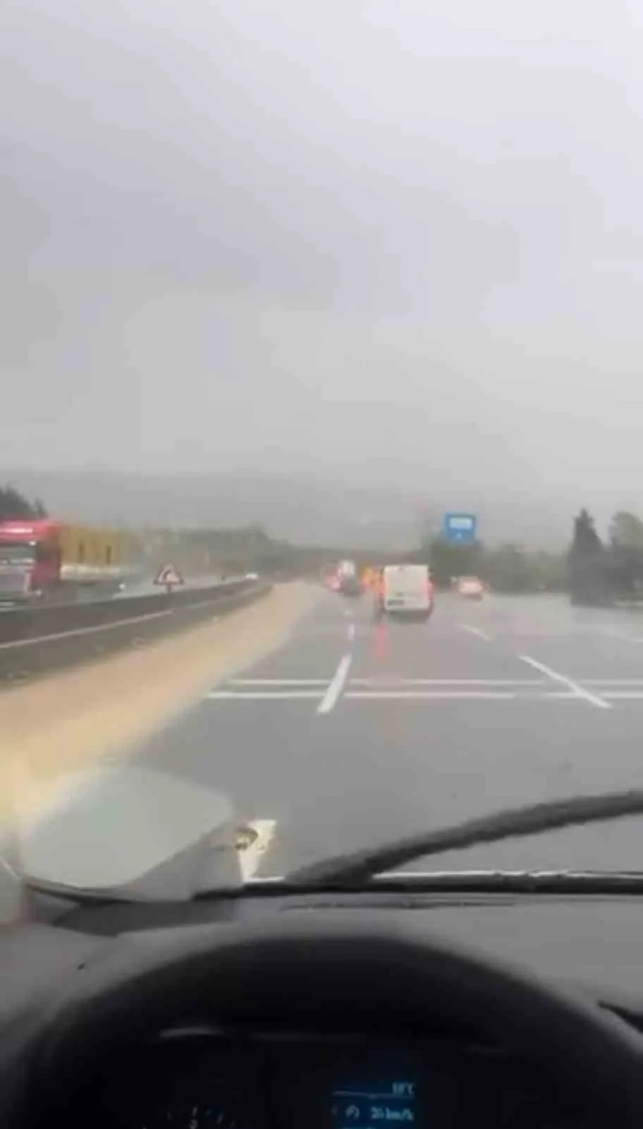 KOCAELİ'DE SABAH SAATLERİNDEN İTİBAREN ETKİLİ OLAN VE ZAMAN ZAMAN ŞİDDETİNİ ARTIRAN YAĞIŞ, BAZI NOKTALARDA SU BASKINLARINA SEBEP OLDU.