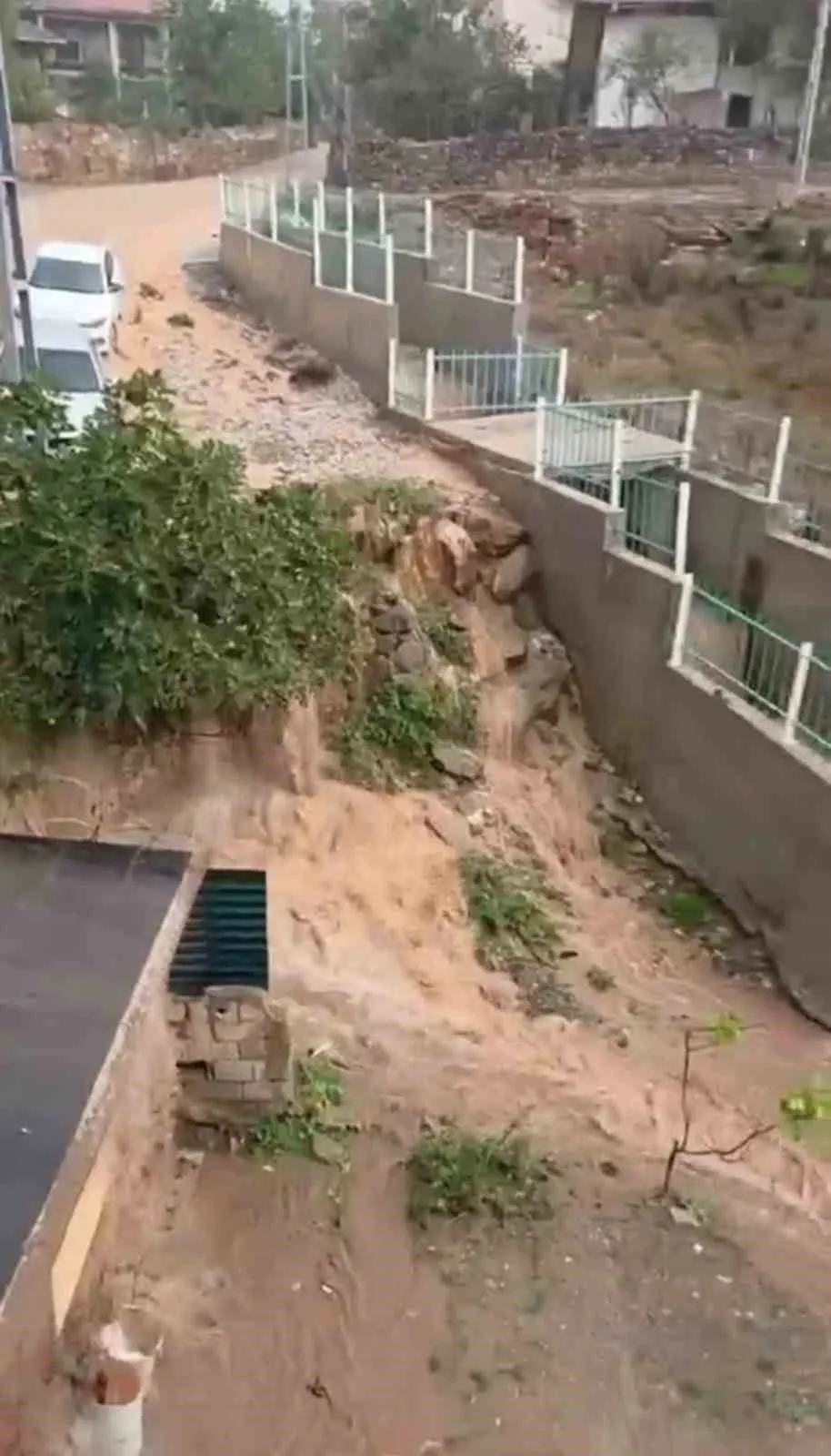 KOCAELİ'DE SABAH SAATLERİNDEN İTİBAREN ETKİLİ OLAN VE ZAMAN ZAMAN ŞİDDETİNİ ARTIRAN YAĞIŞ, BAZI NOKTALARDA SU BASKINLARINA SEBEP OLDU.