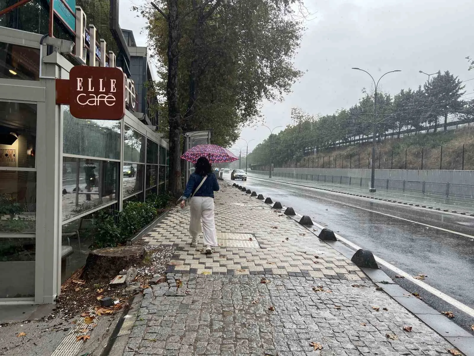 KOCAELİ'DE SABAH SAATLERİNDEN İTİBAREN ETKİLİ OLAN VE ZAMAN ZAMAN ŞİDDETİNİ ARTIRAN YAĞIŞ, BAZI NOKTALARDA SU BASKINLARINA SEBEP OLDU.