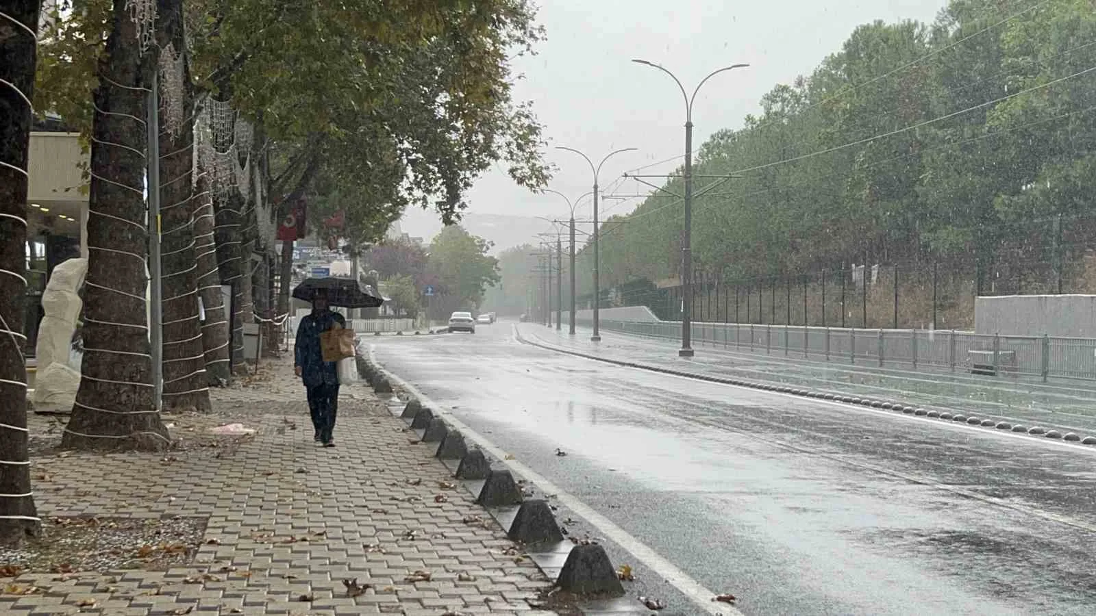 KOCAELİ'DE SABAH SAATLERİNDEN İTİBAREN ETKİLİ OLAN VE ZAMAN ZAMAN ŞİDDETİNİ ARTIRAN YAĞIŞ, BAZI NOKTALARDA SU BASKINLARINA SEBEP OLDU.