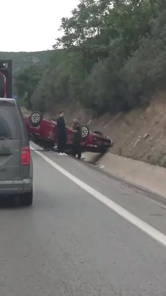 KOCAELİ D100 KARAYOLU'NDA SEYİR HALİNDE OLAN OTOMOBİL, TAKLA ATARAK TERS DURDU.