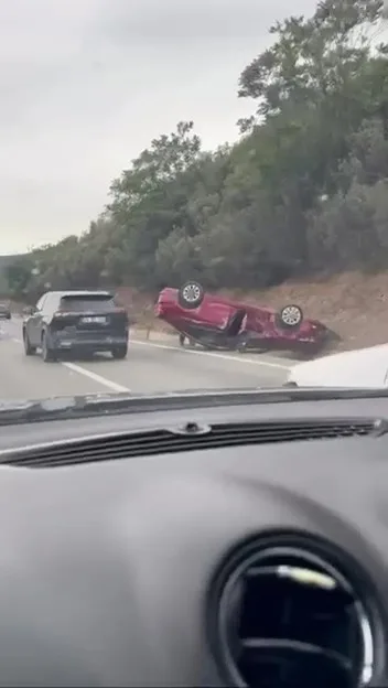 KOCAELİ D100 KARAYOLU'NDA SEYİR HALİNDE OLAN OTOMOBİL, TAKLA ATARAK TERS DURDU.