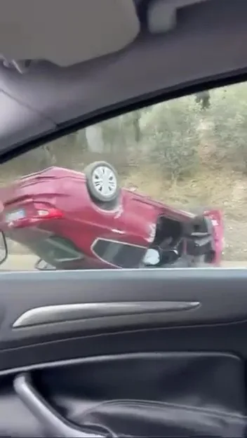 KOCAELİ D100 KARAYOLU'NDA SEYİR HALİNDE OLAN OTOMOBİL, TAKLA ATARAK TERS DURDU.