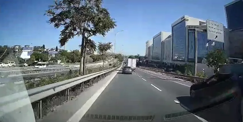 KOCAELİ’NİN ÇAYIROVA İLÇESİNDE ARAÇLARIN ARASINDA MAKAS ATARAK İLERLEYEN KAMYONET SÜRÜCÜSÜ, HEM KENDİ CANINI HEM DE TRAFİKTEKİ DİĞER SÜRÜCÜLERİ TEHLİKEYE ATTI. KAMYONETİN TEHLİKELİ İLERLEYİŞİ BAŞKA BİR ARACIN KAMERASINA YANSIDI.