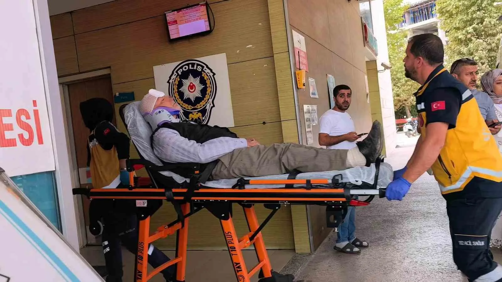 YARALI ÇİFT, AMBULANSLARLA İNEGÖL DEVLET HASTANESİ’NE KALDIRILARAK TEDAVİ ALTINA ALINDI.