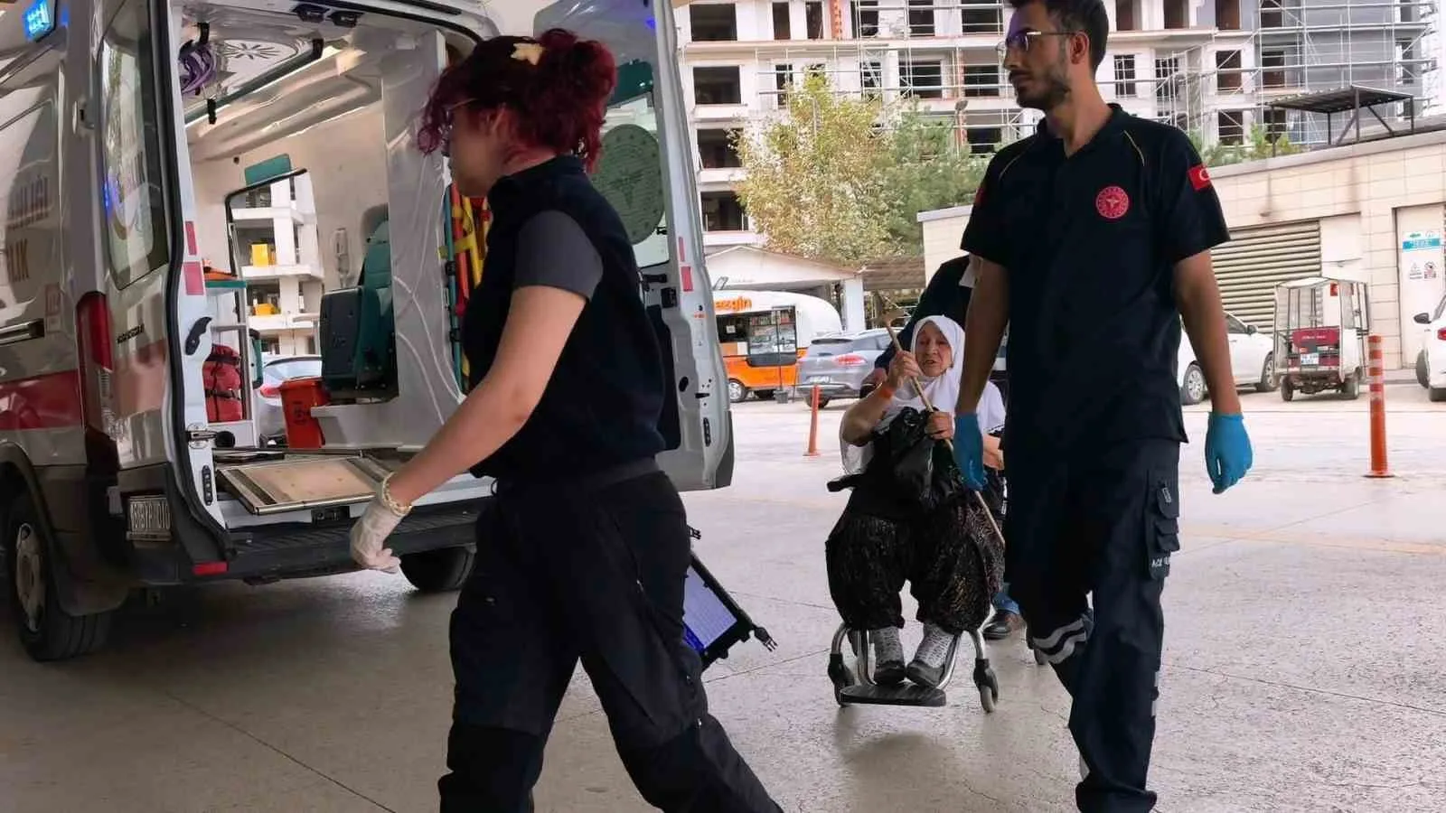 YARALI ÇİFT, AMBULANSLARLA İNEGÖL DEVLET HASTANESİ’NE KALDIRILARAK TEDAVİ ALTINA ALINDI.