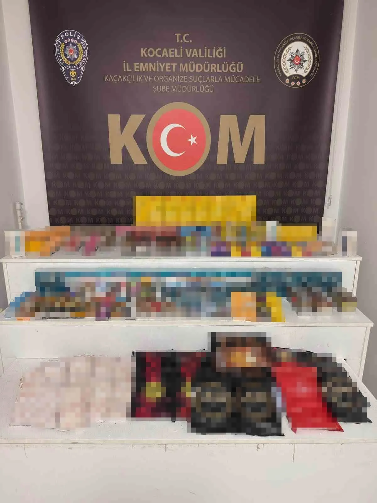 KAÇAKÇILIK OPERASYONUNDA 2 BİN 800 DAL İÇİ TÜTÜNLE DOLDURULMUŞ MAKARON, 541 PAKET ELEKTRONİK SİGARA TÜTÜNÜ, 416 PAKET GÜMRÜK KAÇAĞI SİGARA, 22 ELEKTRONİK SİGARA, 525 PURO, 30 KİLOGRAM NARGİLE TÜTÜNÜ, 25 PAKET CİNSEL PERFORMANS ARTIRICI YASAKLI ÜRÜN VE 4 GÜMRÜK KAÇAĞI CEP TELEFONU ELE GEÇİRİLDİ.