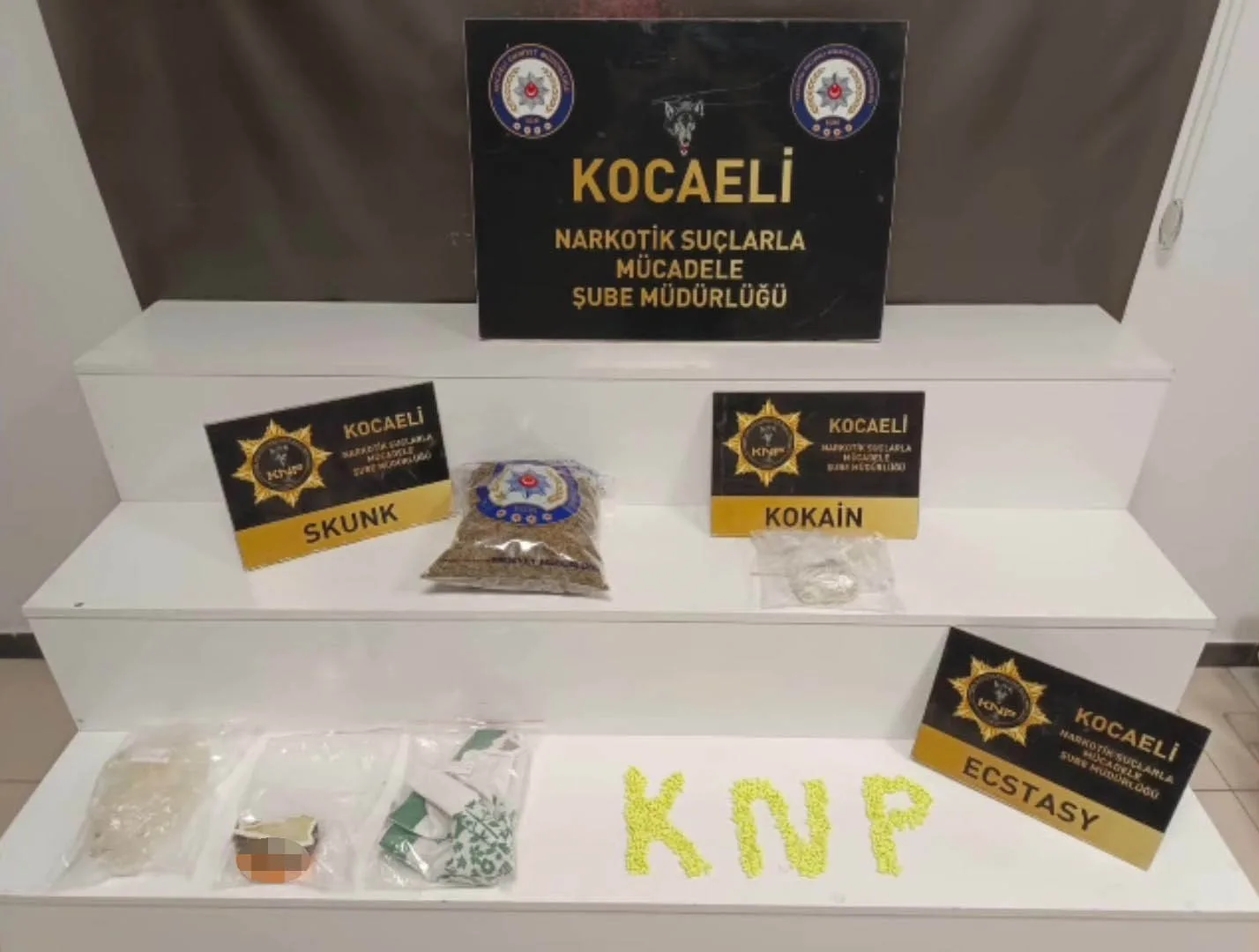 KOCAELİ’DE DÜZENLENEN UYUŞTURUCU OPERASYONUNDA 725 GRAM SKANK, 113 GRAM KOKAİN, YAKLAŞIK 300 GRAM SENTETİK KANNABİNOİD VE 450 ECSTASY ELE GEÇİRİLDİ.
